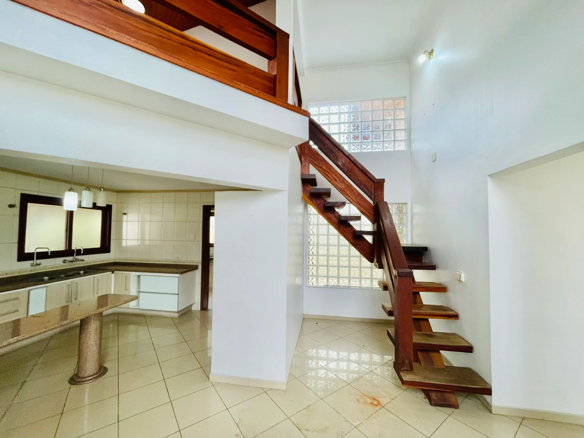 Casa para venda e locação no bairro Lessa em Pindamonhangaba/SP.