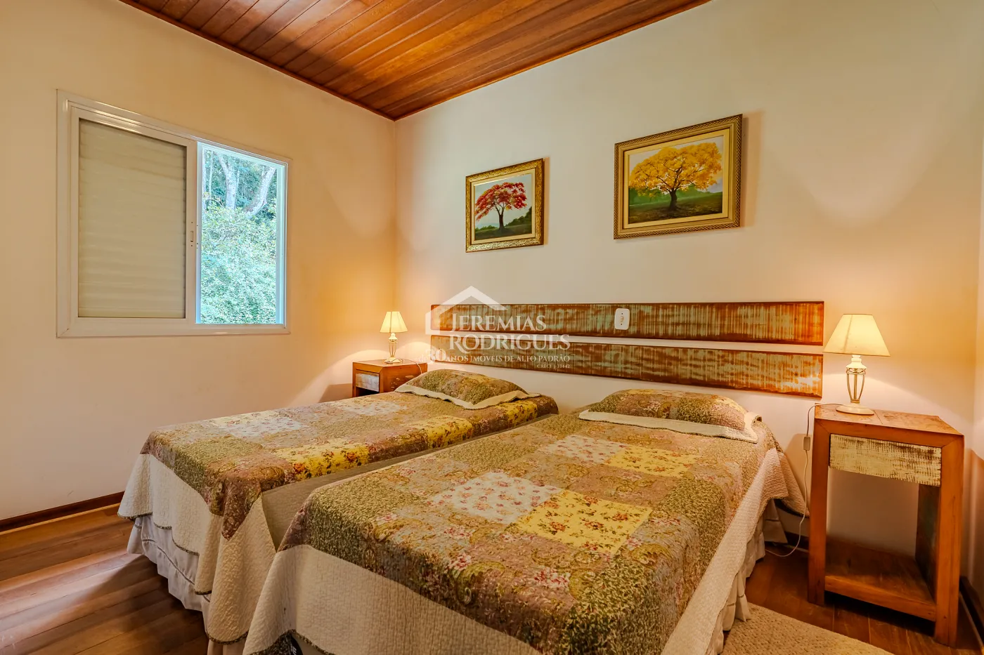 Casa assobradada à venda com 3 dormitórios no Condomínio Parque da Mantiqueira em Santo Antônio do Pinhal/SP.