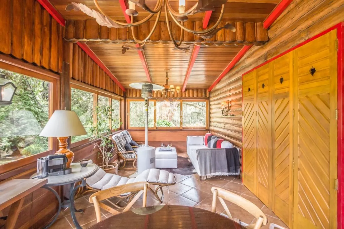 Casa à venda com 5 dormitórios no Jardim Embaixador em Campos do Jordão/SP