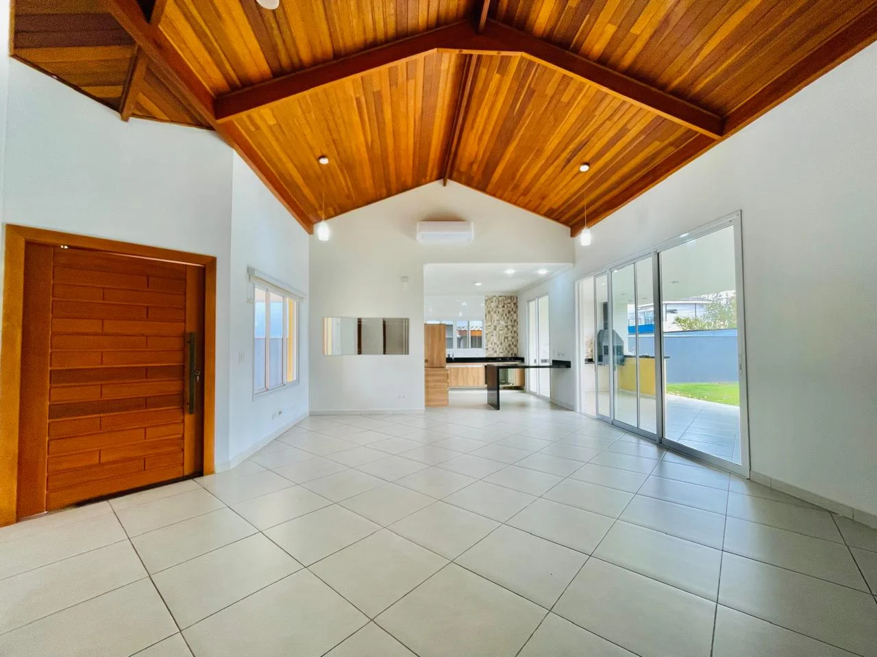 Casa para locação e venda no Condomínio Real Ville em Pindamonhangaba/SP.