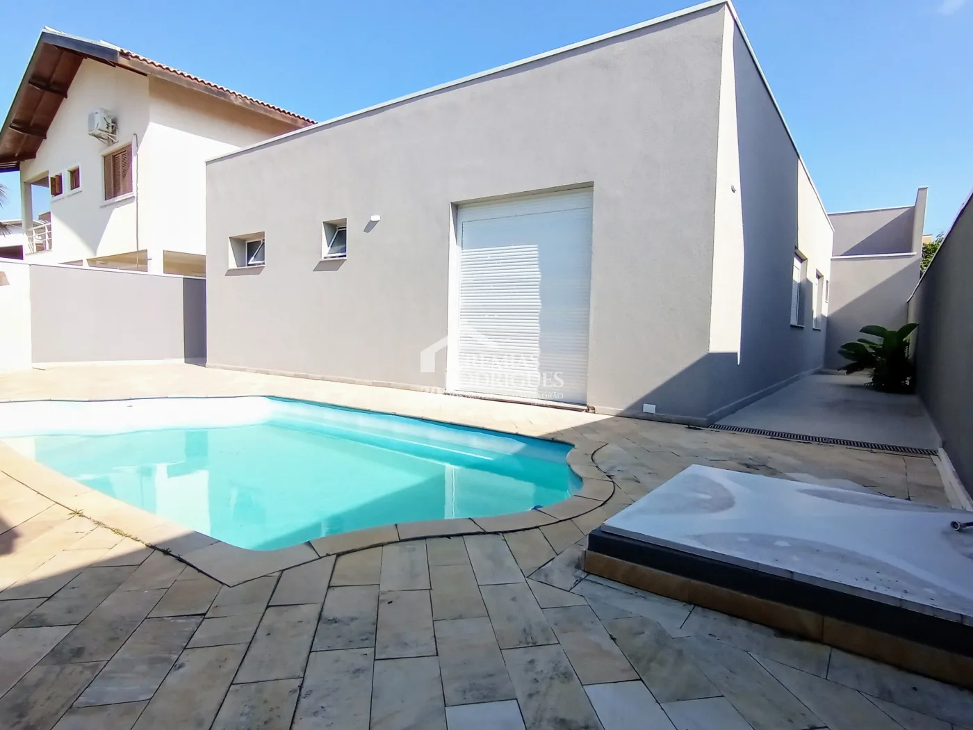 Casa à venda com 3 dormitórios no Condomínio Taubaté Village em Taubaté/SP.