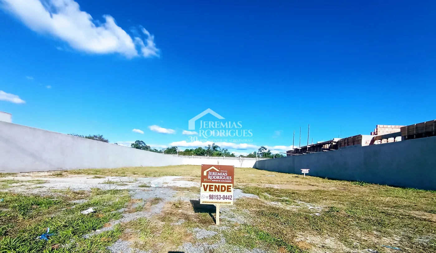Terreno à venda com 1.044 m² no Condomínio Colonial Village II em Pindamonhangaba/SP.