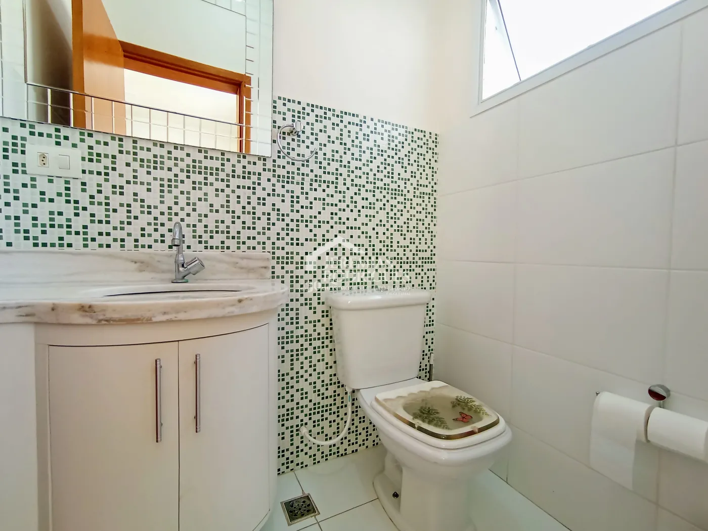Casa assobradada com 3 suítes - Condomínio Jardim Oásis - Taubaté/SP.