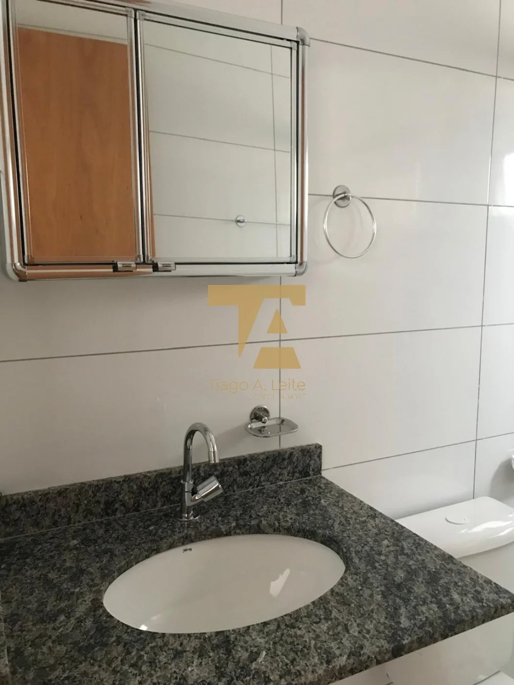 Apartamento no Edifício Embaúba em Pindamonhangaba com suíte e varanda gourmet