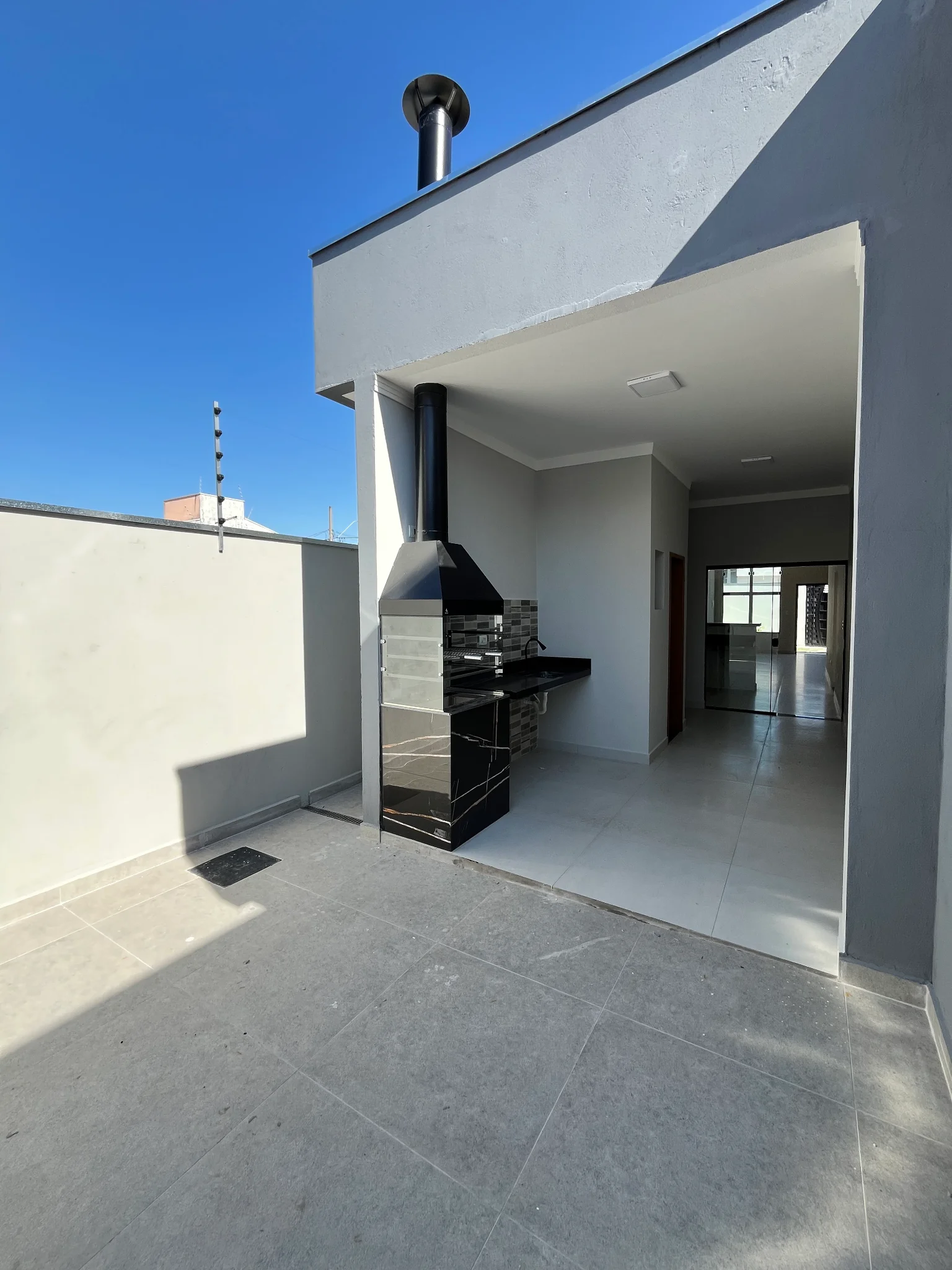 Casa com área gourmet e segurança completa à venda no Parque das Palmeiras – Pindamonhangaba/SP