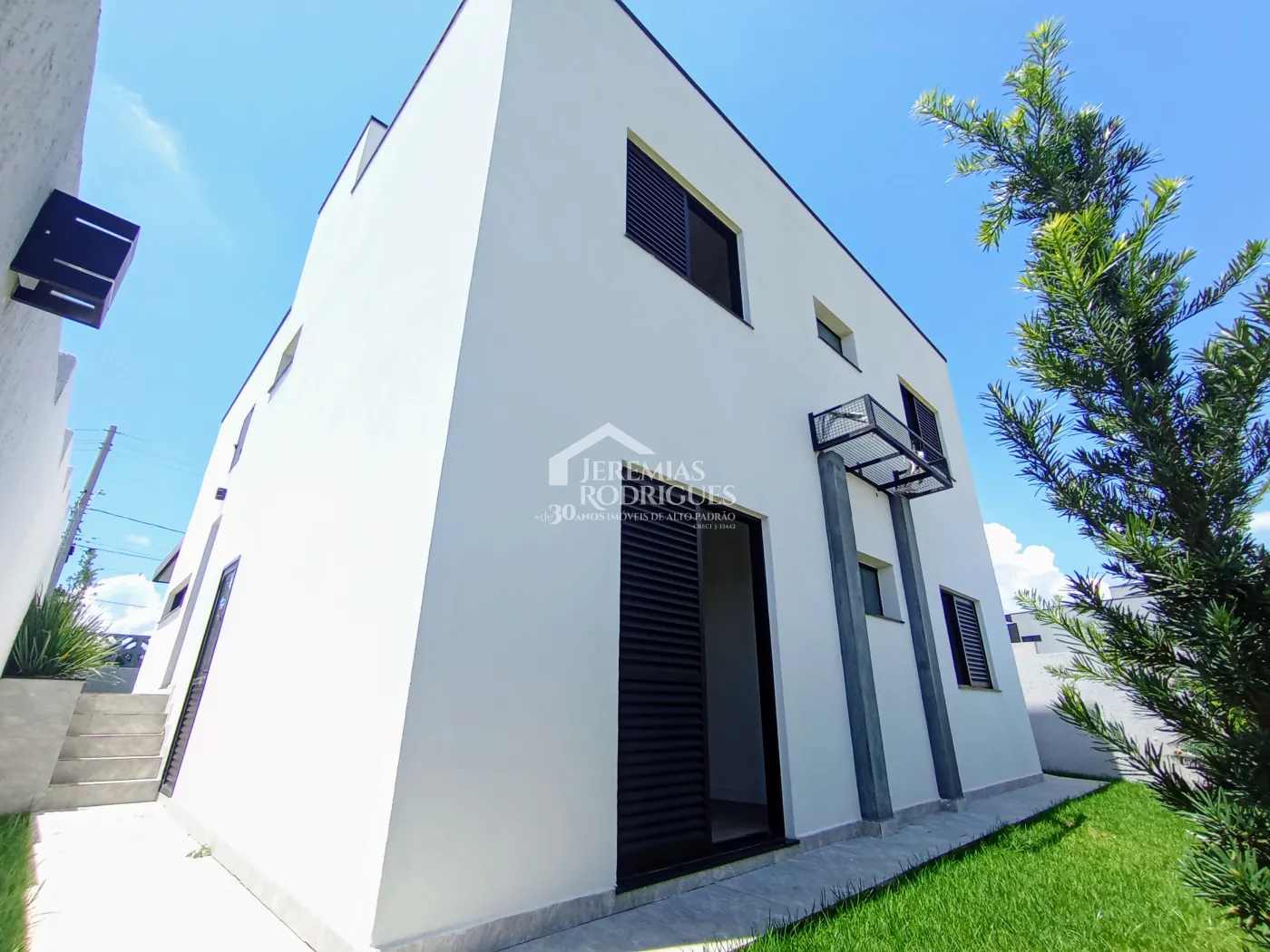 Casa assobradada à venda com 3 suítes no Condomínio Cyrela Landscape em Taubaté/SP.