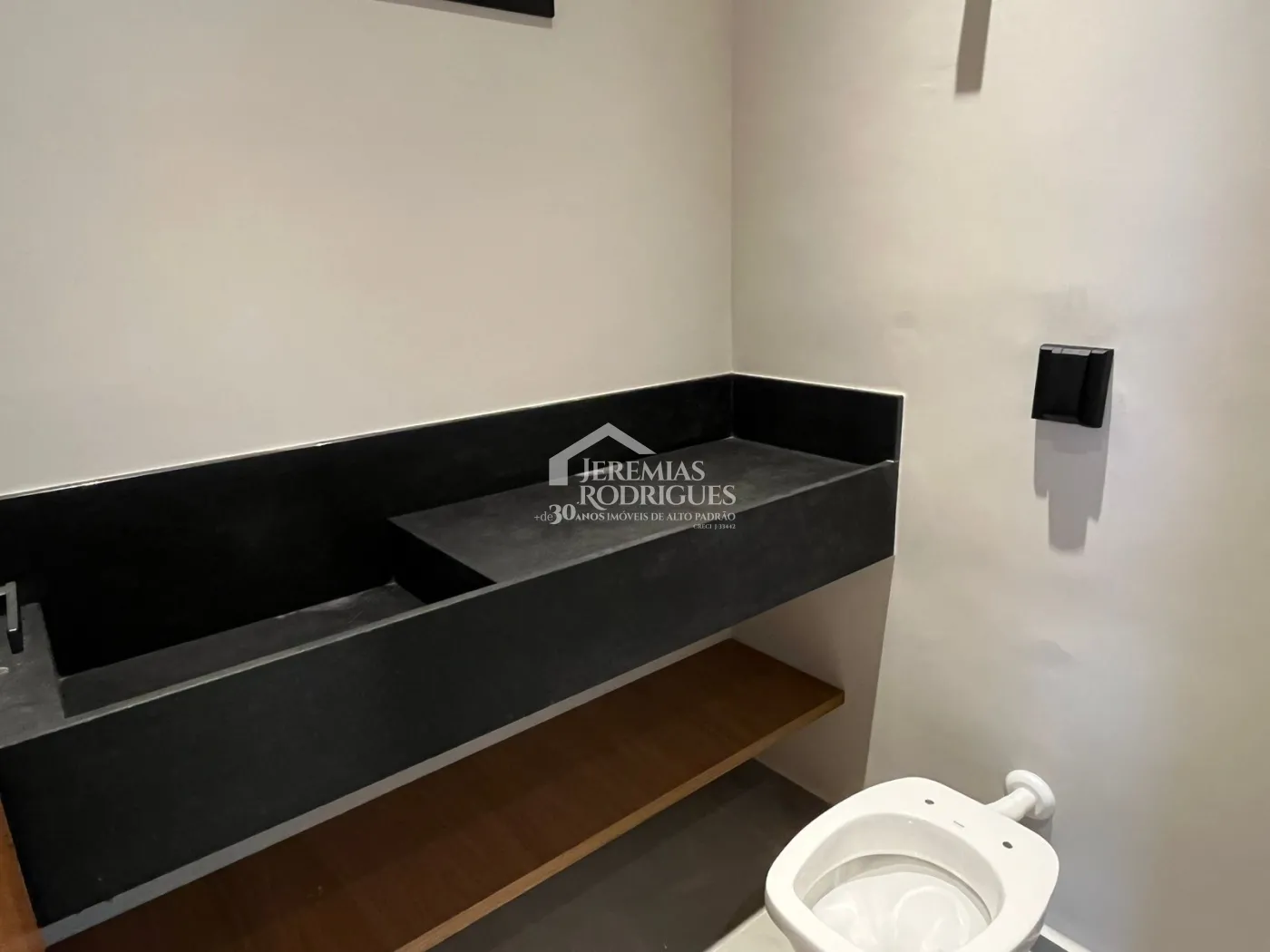 Casa assobradada à venda com 3 suítes no Condomínio Cyrela Landscape em Taubaté/SP.