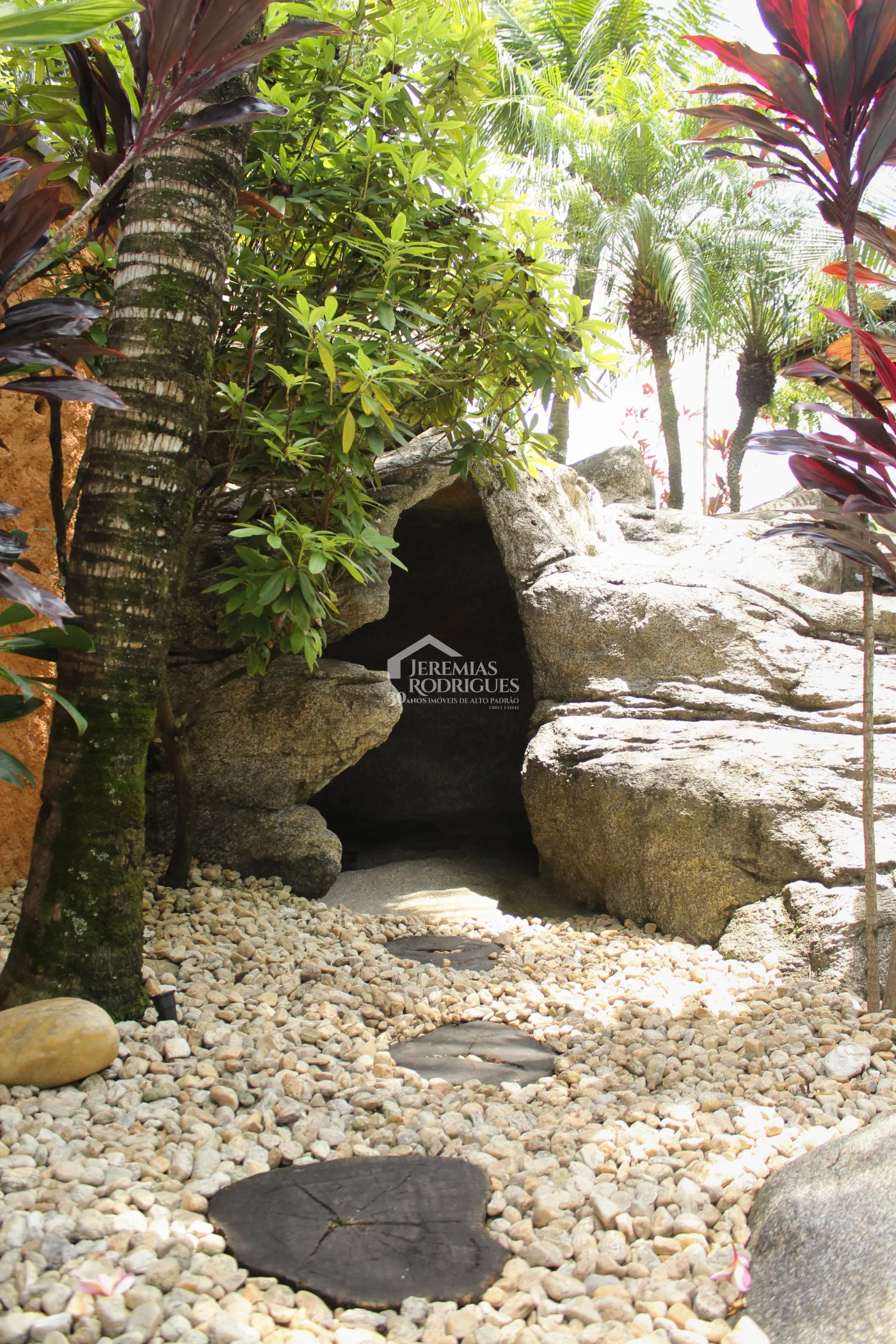 Casa para venda e locação com 5 dormitórios no Condomínio Taubaté Village em Taubaté/SP.