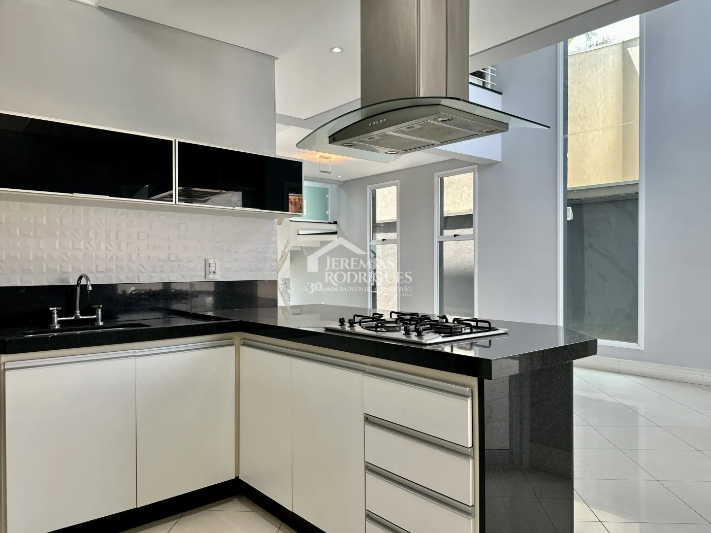 Sobrado com 3 dormitórios, 302 m2 - Condomínio Campos do Conde II - Tremembé/SP.