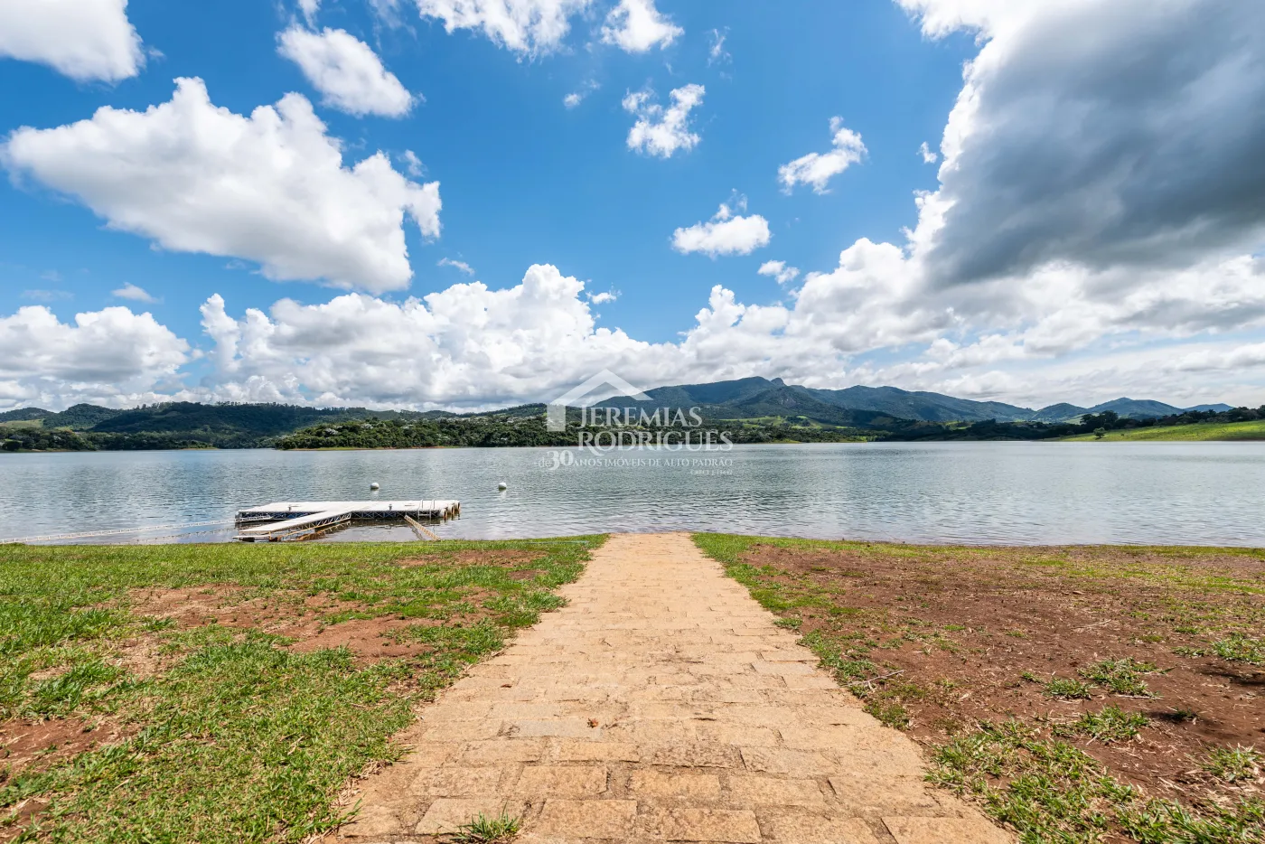 Sitio com 9 suítes, 2.600 m² - Piracaia/SP.