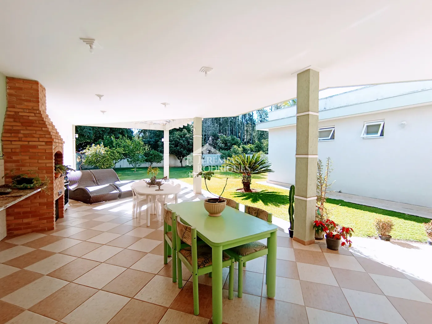 Casa à venda com 4 dormitórios no Condomínio Village Paineiras em Pindamonhangaba/SP