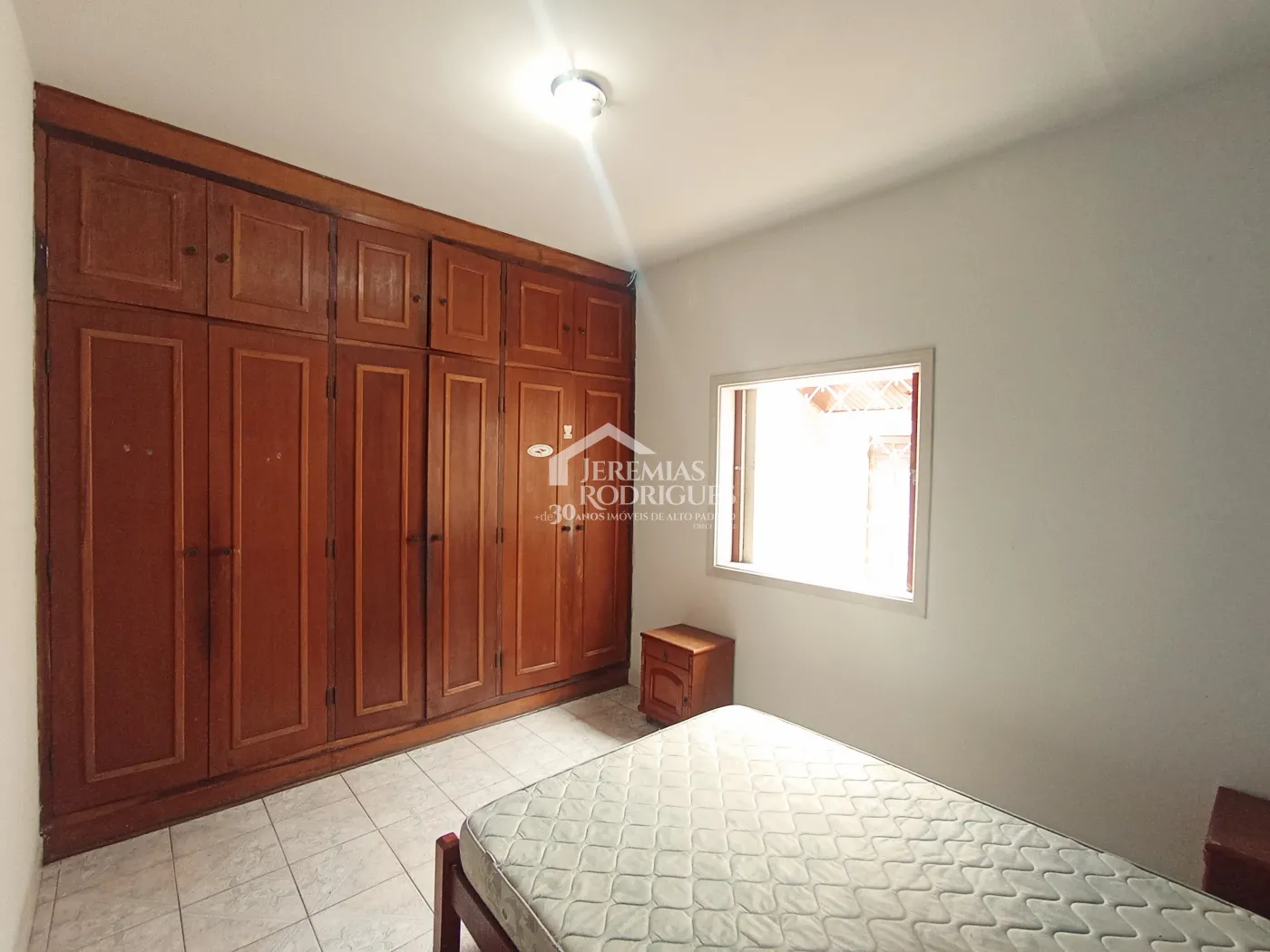 Casa para venda e locação no bairro Jardim Eulária em Taubaté/SP.