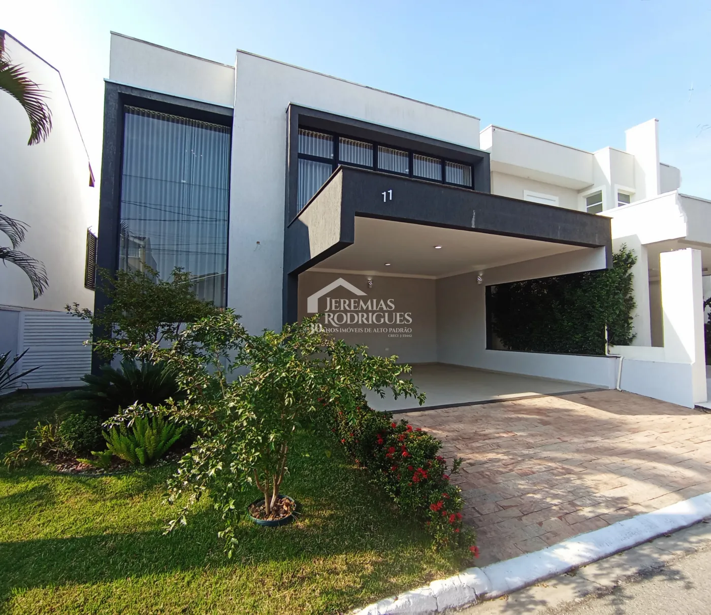 Casa para venda e locação com 3 dormitórios, no Condomínio Campos do Conde II em Tremembé/SP.