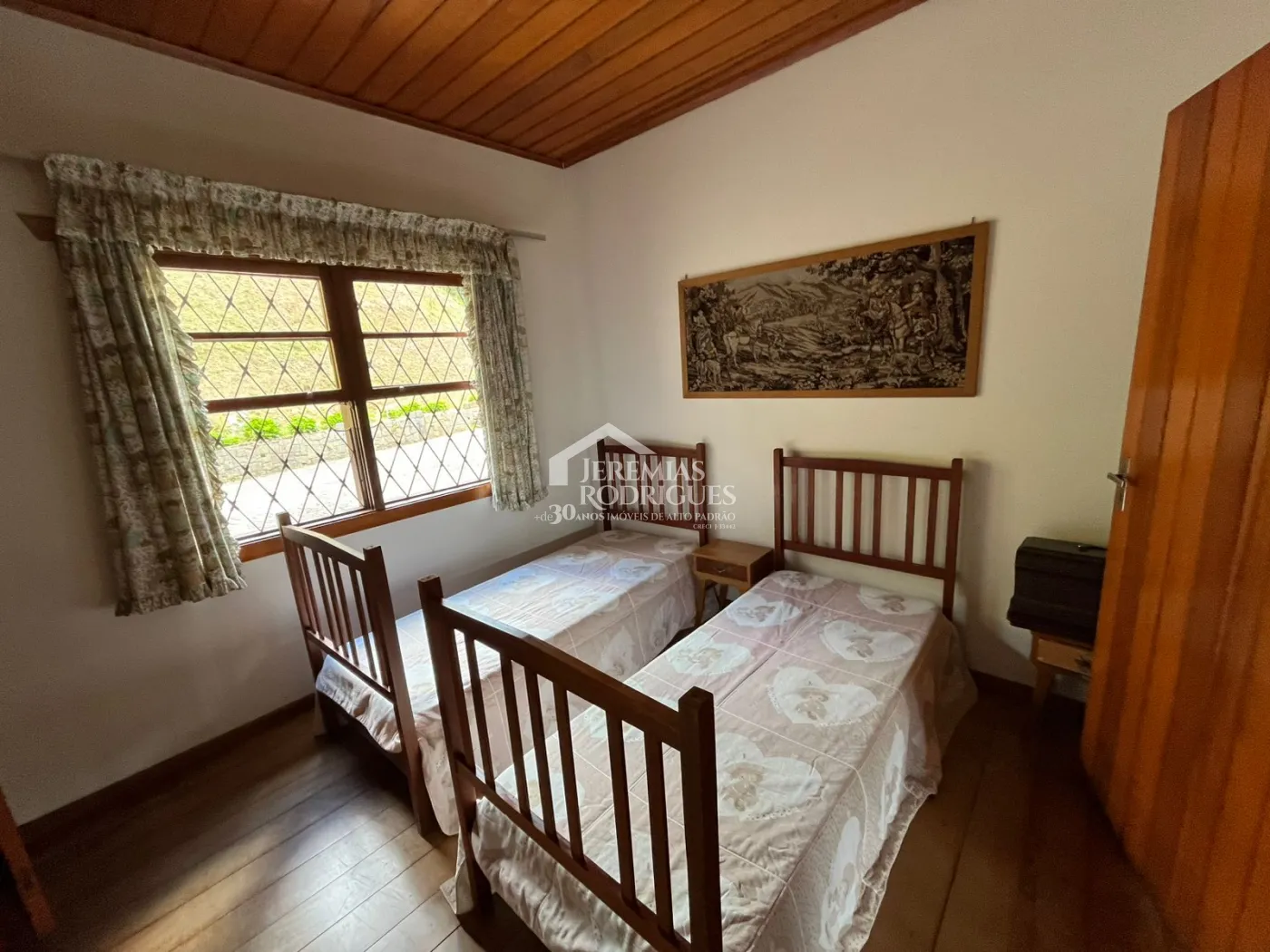 Casa para venda com 3 dormitórios no Jardim do Embaixador em Campos do Jordão/SP