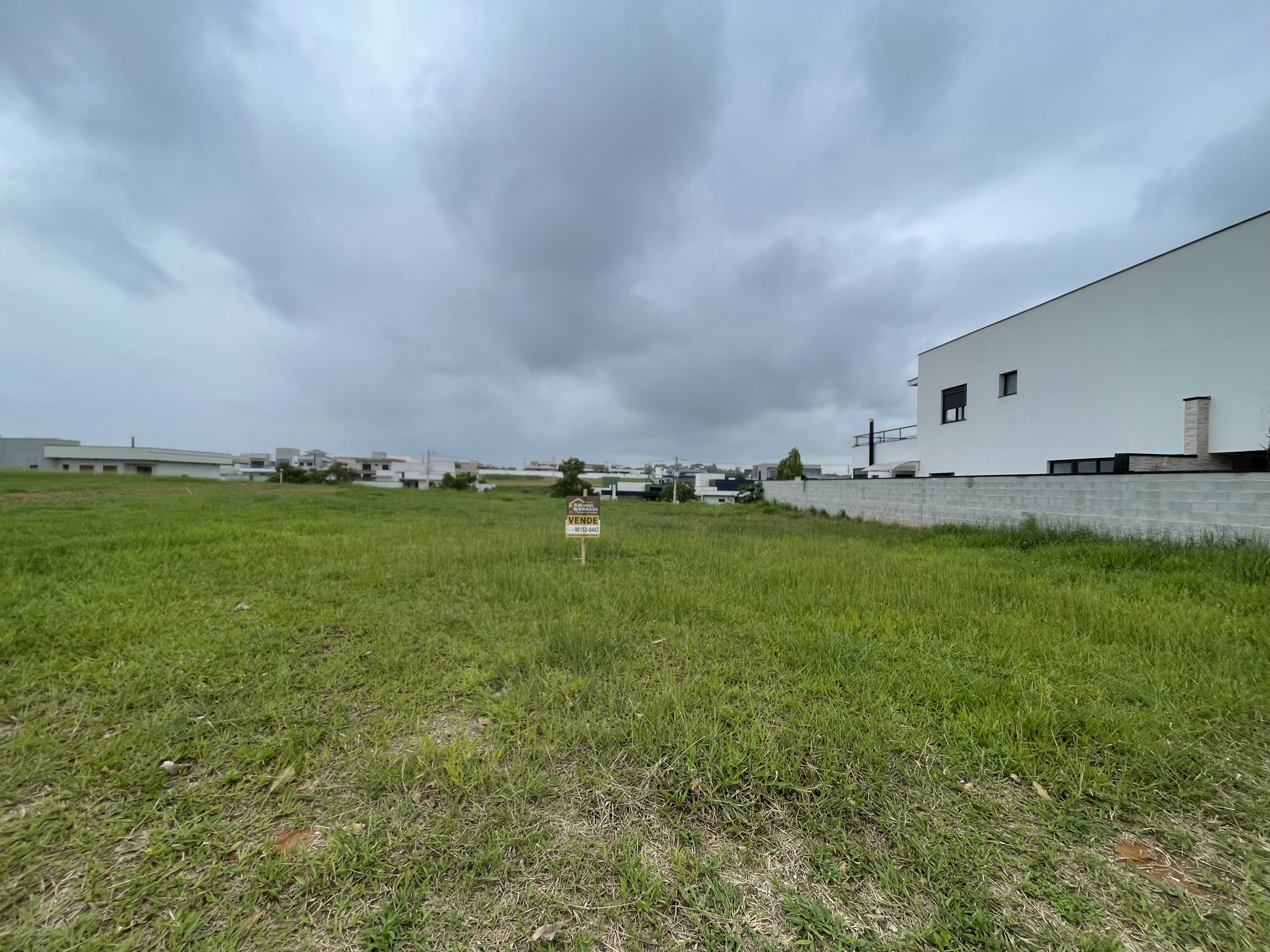 Terreno à venda com 630 m² no Condomínio Village II em Pindamonhangaba/SP. 