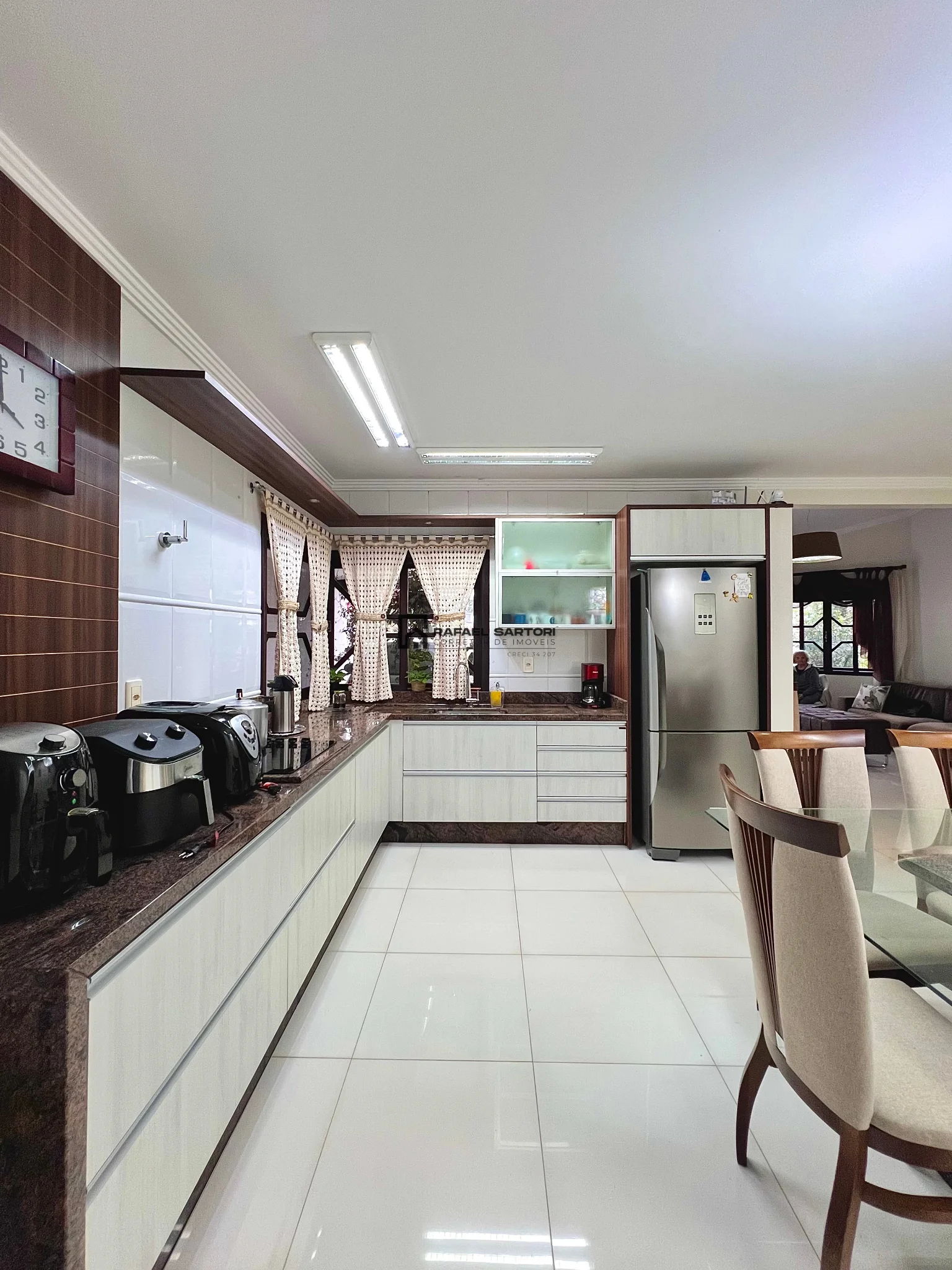 CASA COM 04 QUARTOS BAIRRO AMIZADE