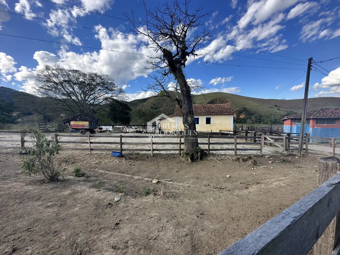 Fazenda para criação de gado de corte e plantação de milho, com mais de 612 hectares, em Cruzeiro-SP.