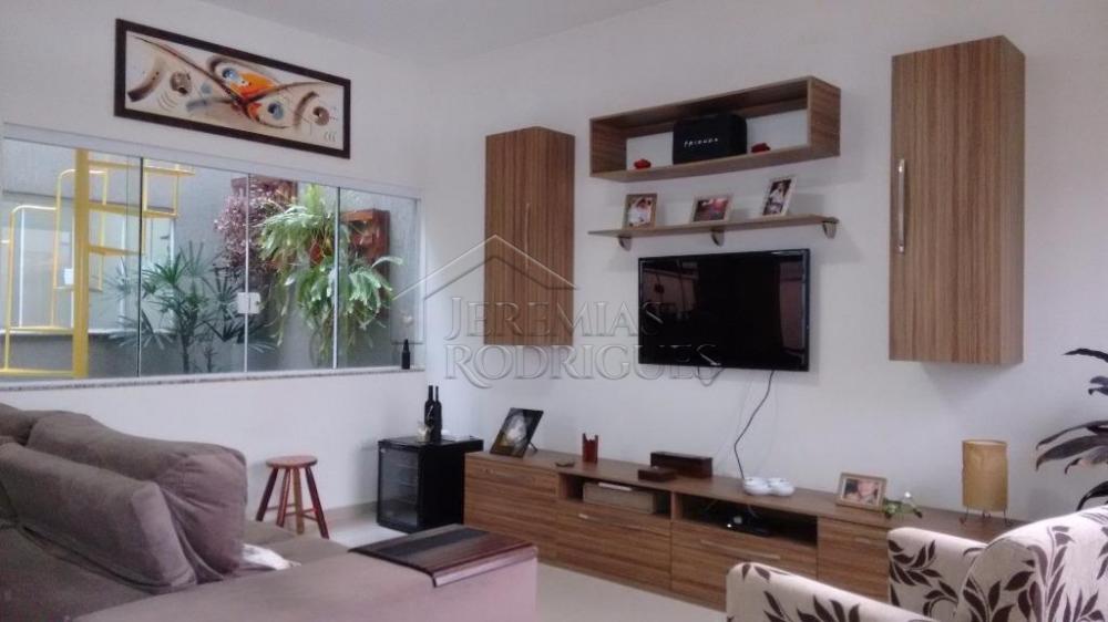 Casa à venda com 3 dormitórios no Condomínio Campos do Conde II em Tremembé/SP.