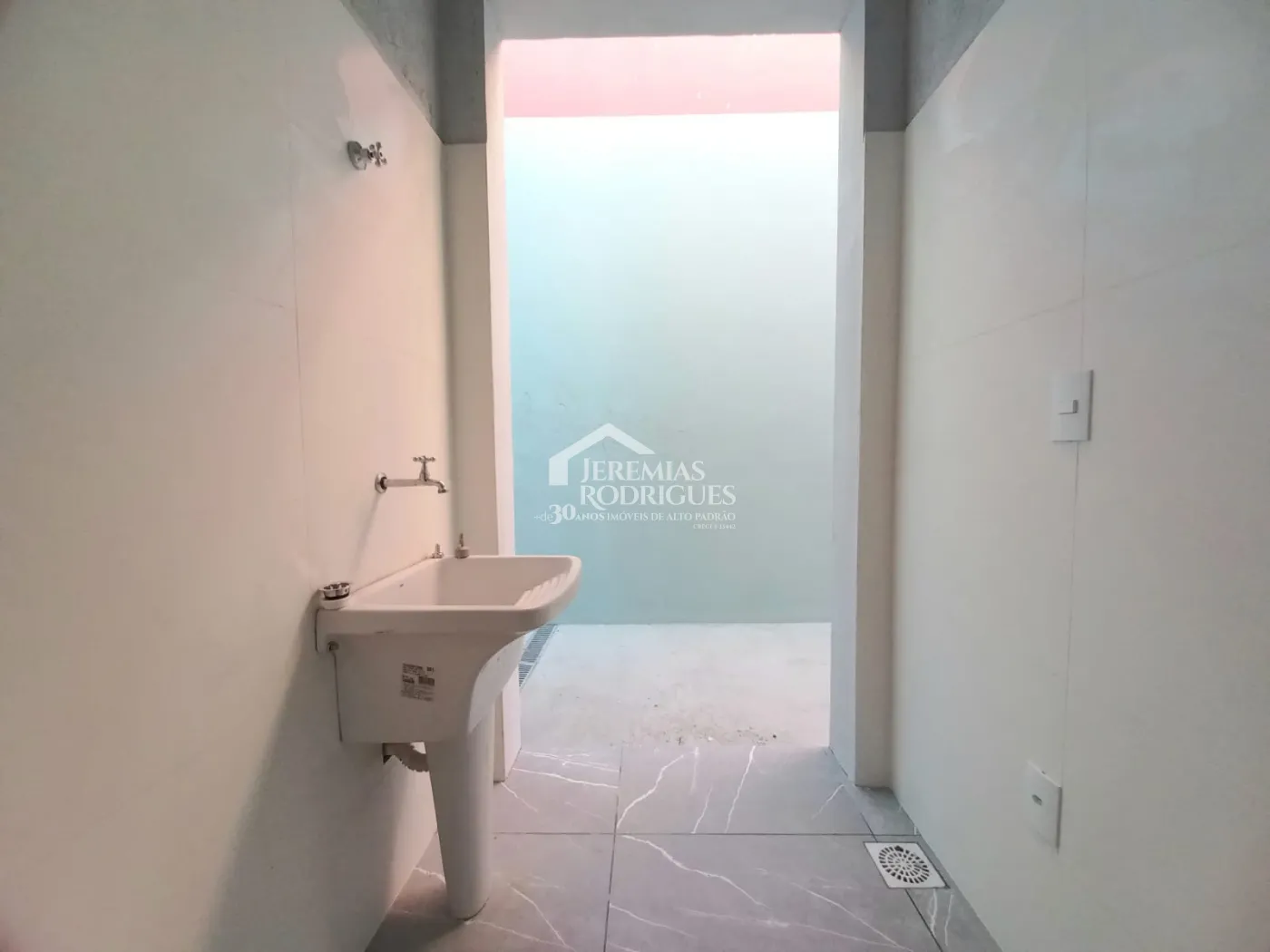 Galpão com 144 m² no bairro Residencial Jardim Aurora em Pindamonhangaba/SP.