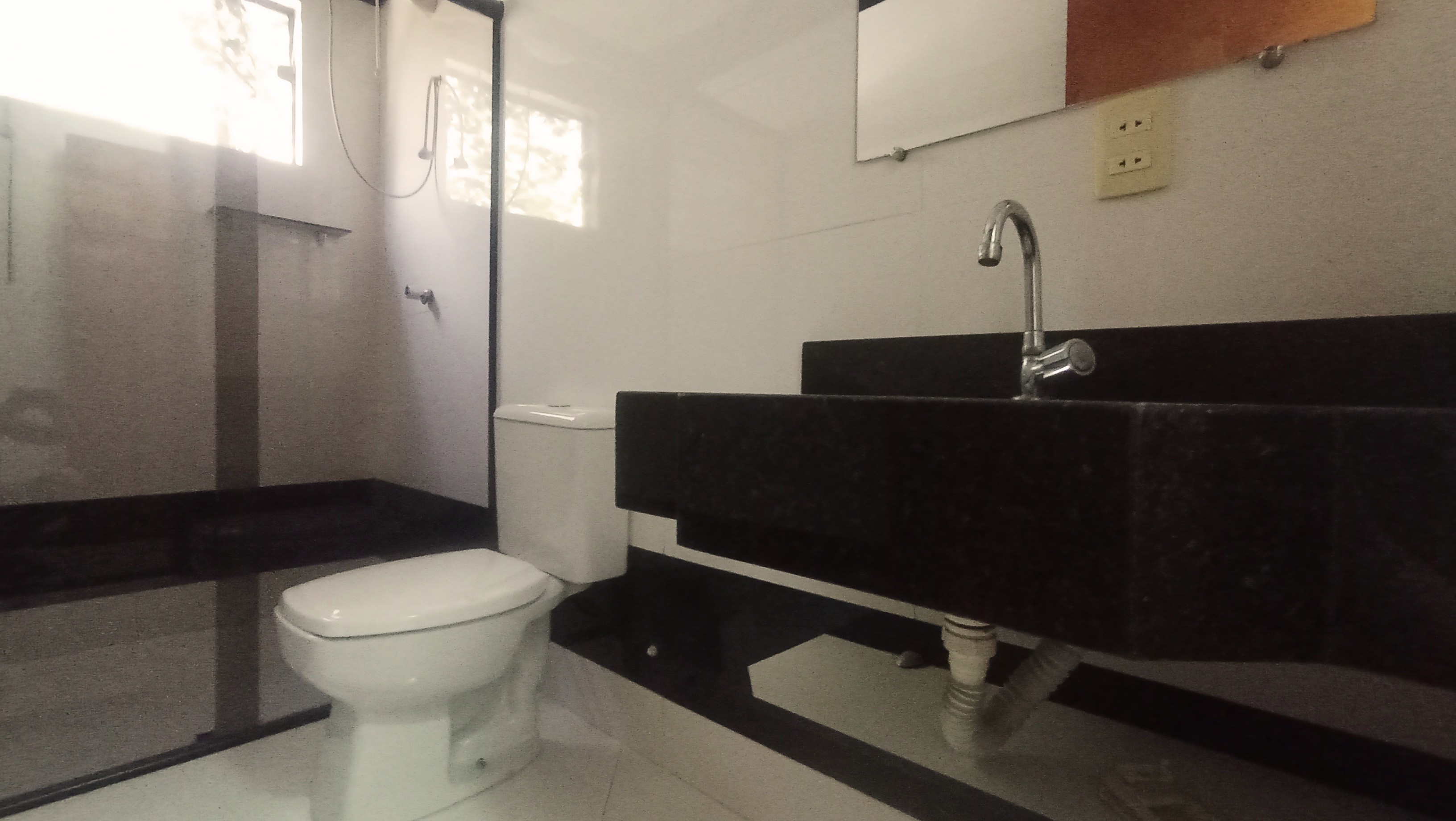 Casa à venda com 4 suítes no Condomínio Real Ville em Pindamonhangaba/SP. 