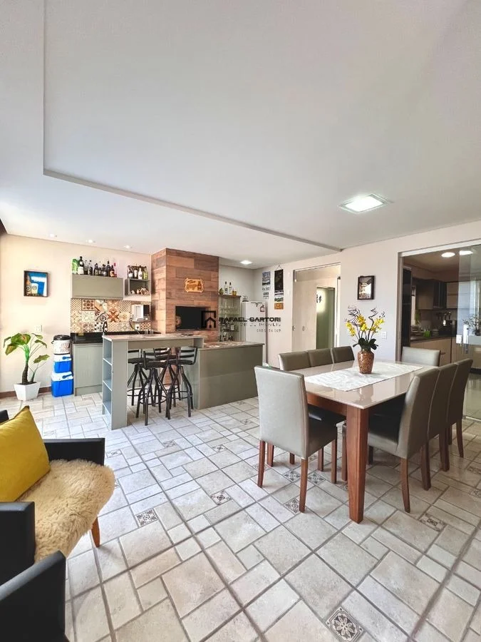 CASA COM PISCINA NO BAIRRO AMIZADE