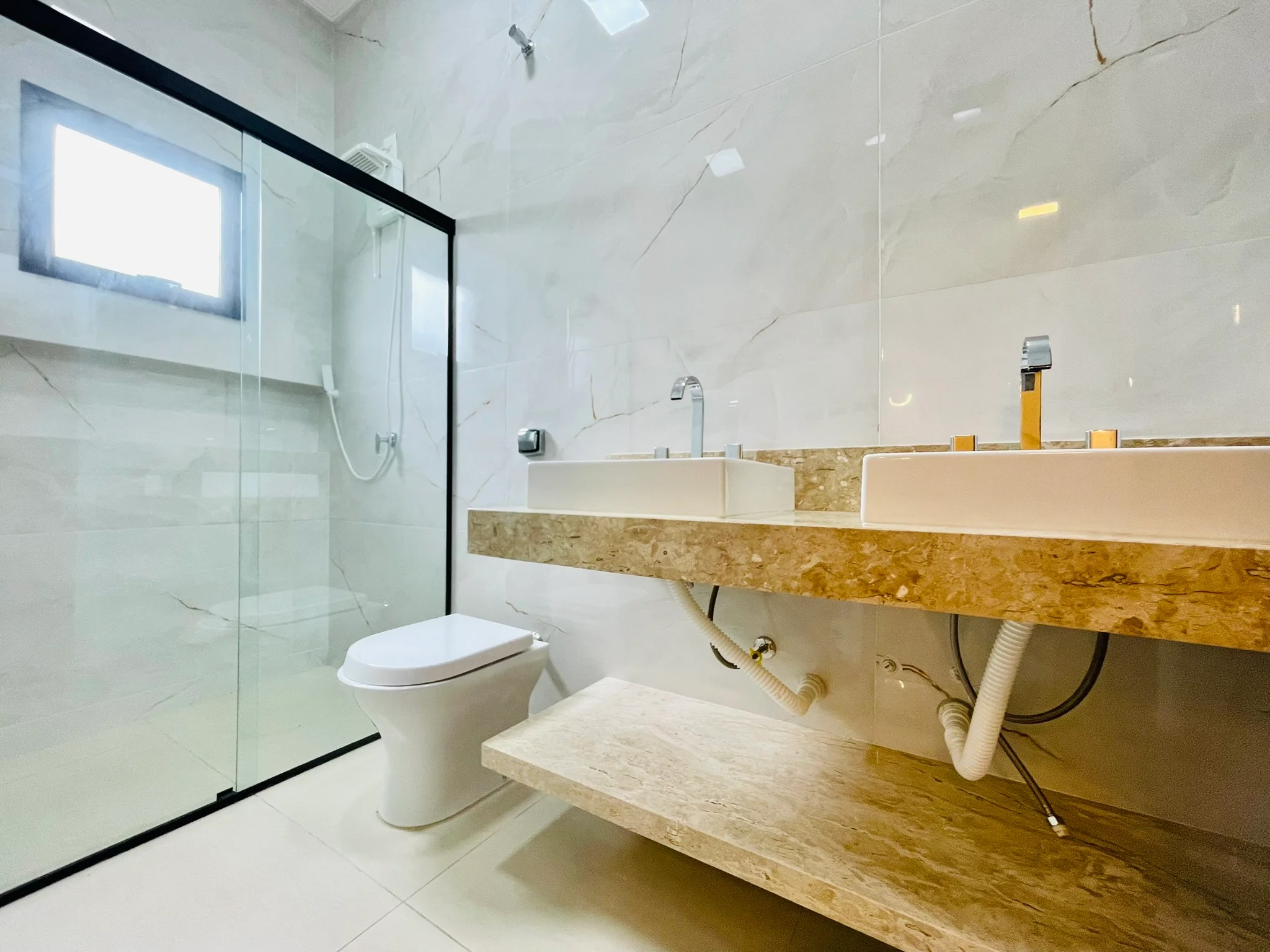 Casa à venda com 4 dormitórios no Condomínio Ouro Ville em Taubaté/SP. 