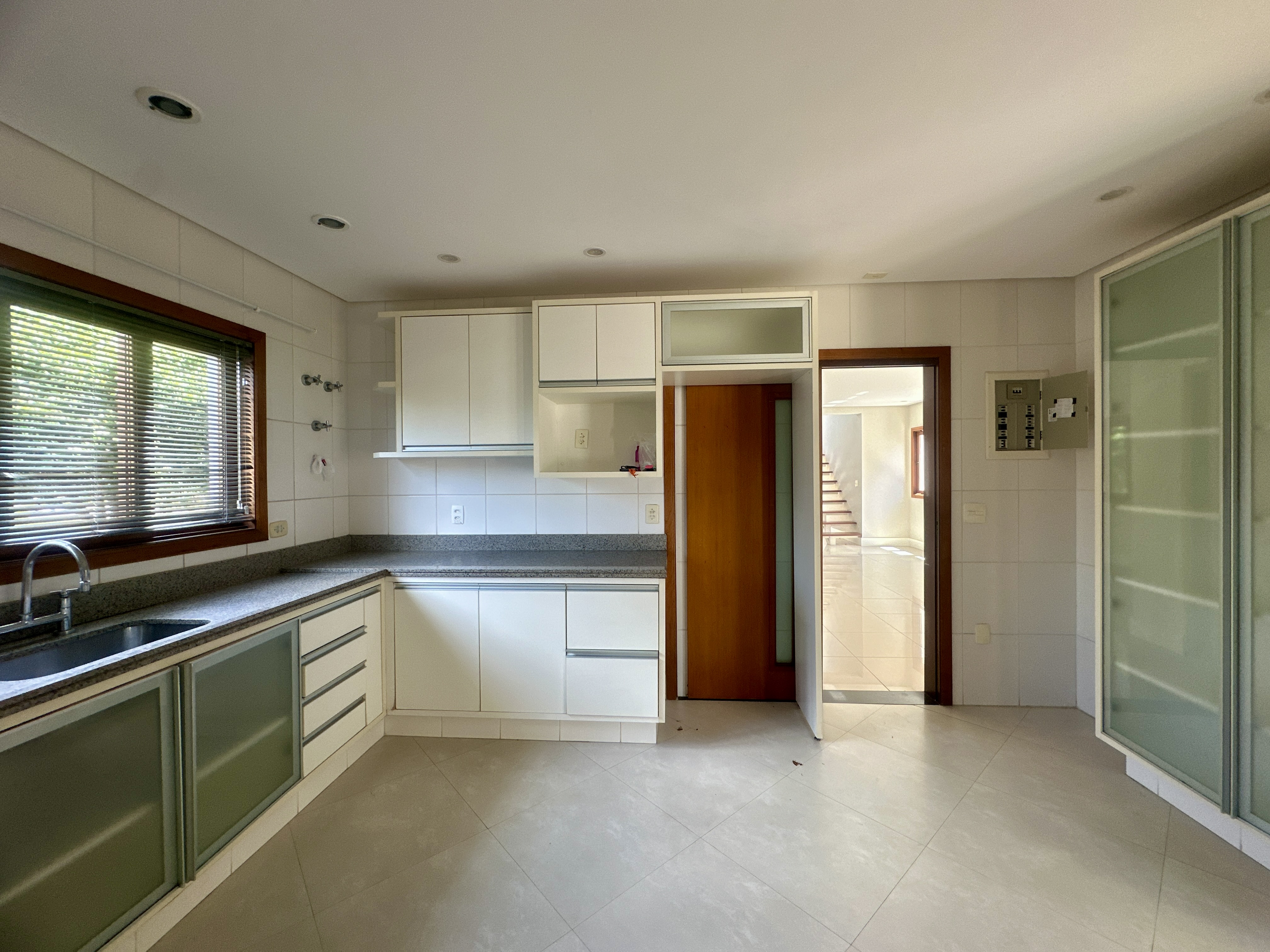 Casa para locação com 3 suítes no Condomínio Taubaté Village em Taubaté/SP. 