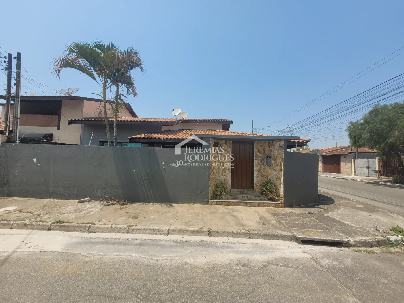 Casa para venda e locação com 3 dormitórios no Parque São Domingos em Pindamonhangaba/SP.