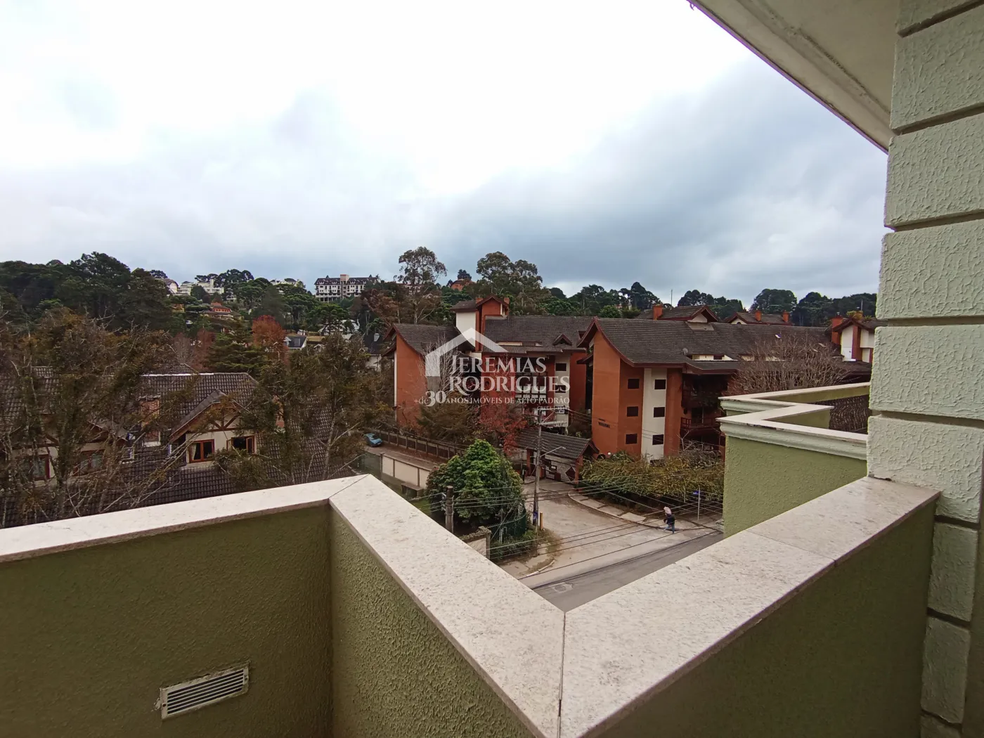 Apartamento duplex à venda com 4 suítes, 401 m² no Condomínio Chateau D Amboise em Campos do Jordão/SP.