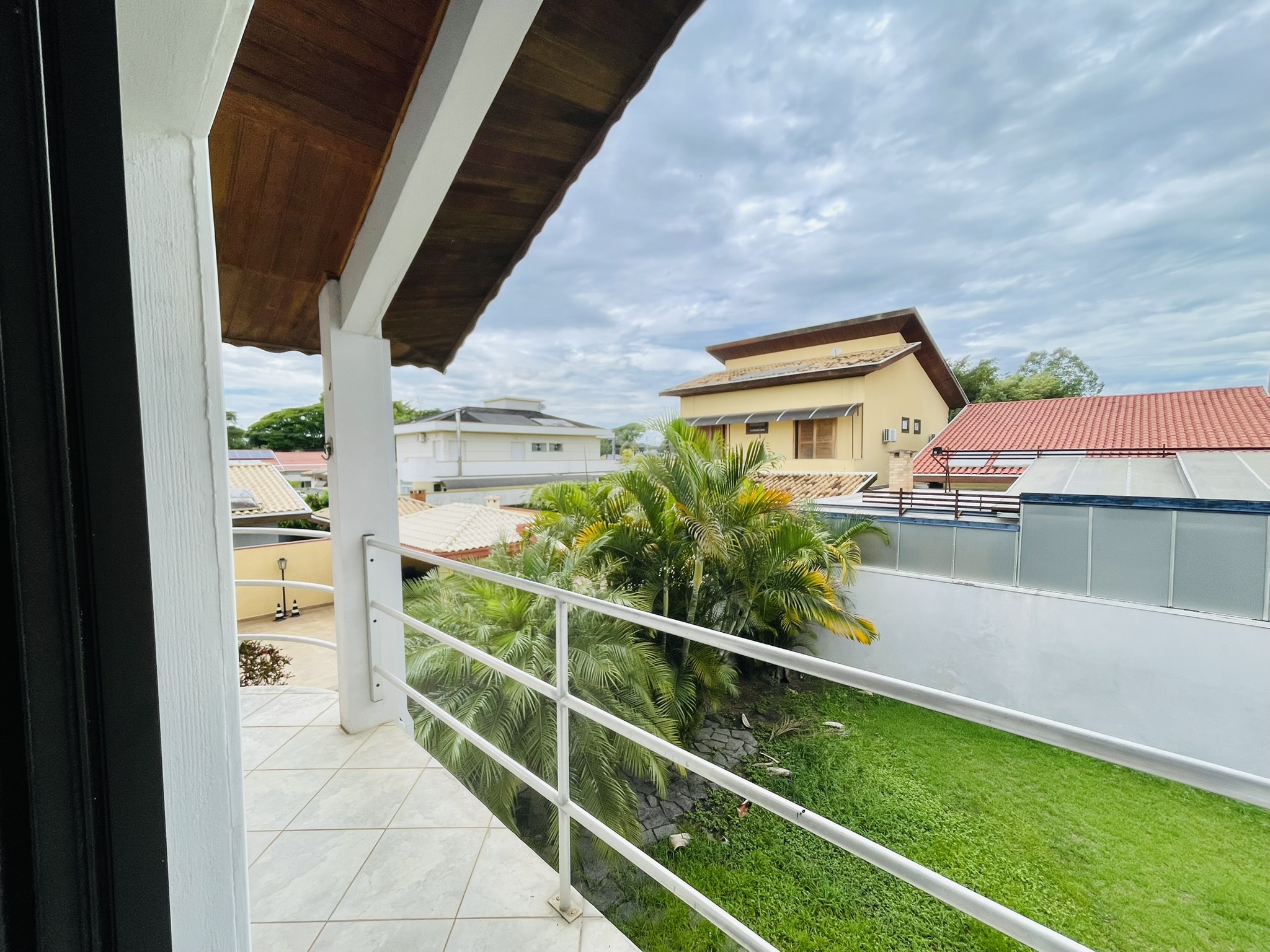 Casa à venda com 4 dormitórios no Condomínio Jardim das Hortênsias em Taubaté/SP.