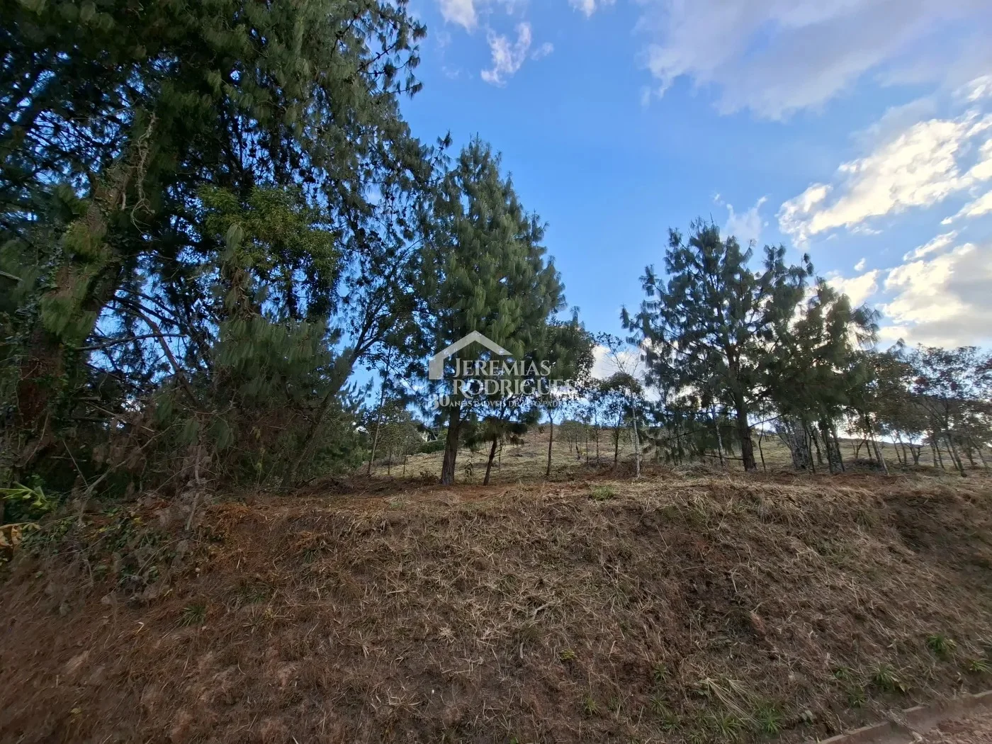 Terreno à venda no Condomínio Pedra do Fogo em Campos do Jordão/SP.