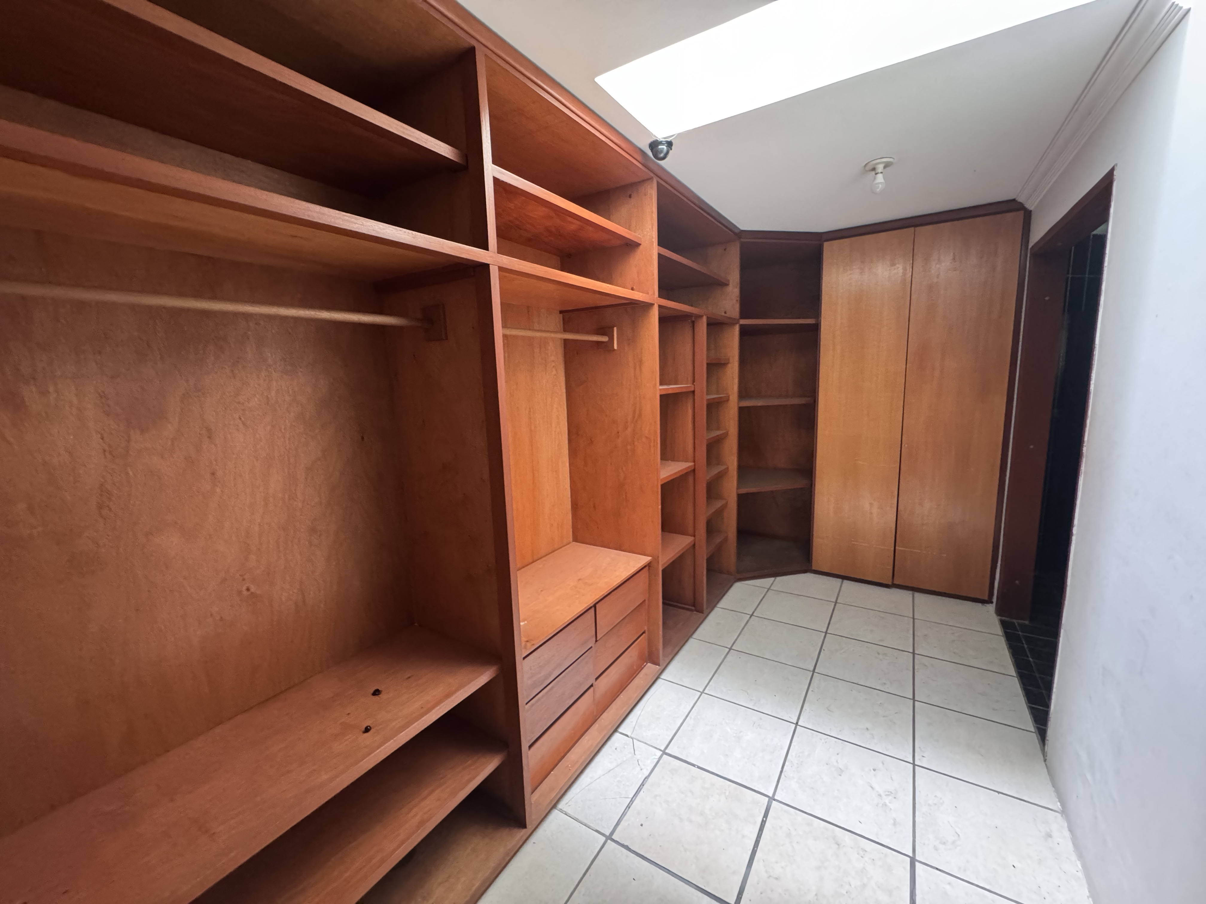 Casa à venda com 5 dormitórios no Condomínio Village Paineiras em Pindamonhangaba/SP.