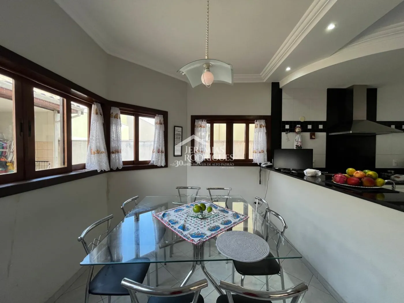 Casa à venda com 4 suítes no Condomínio Taubaté Village em Taubaté/SP.