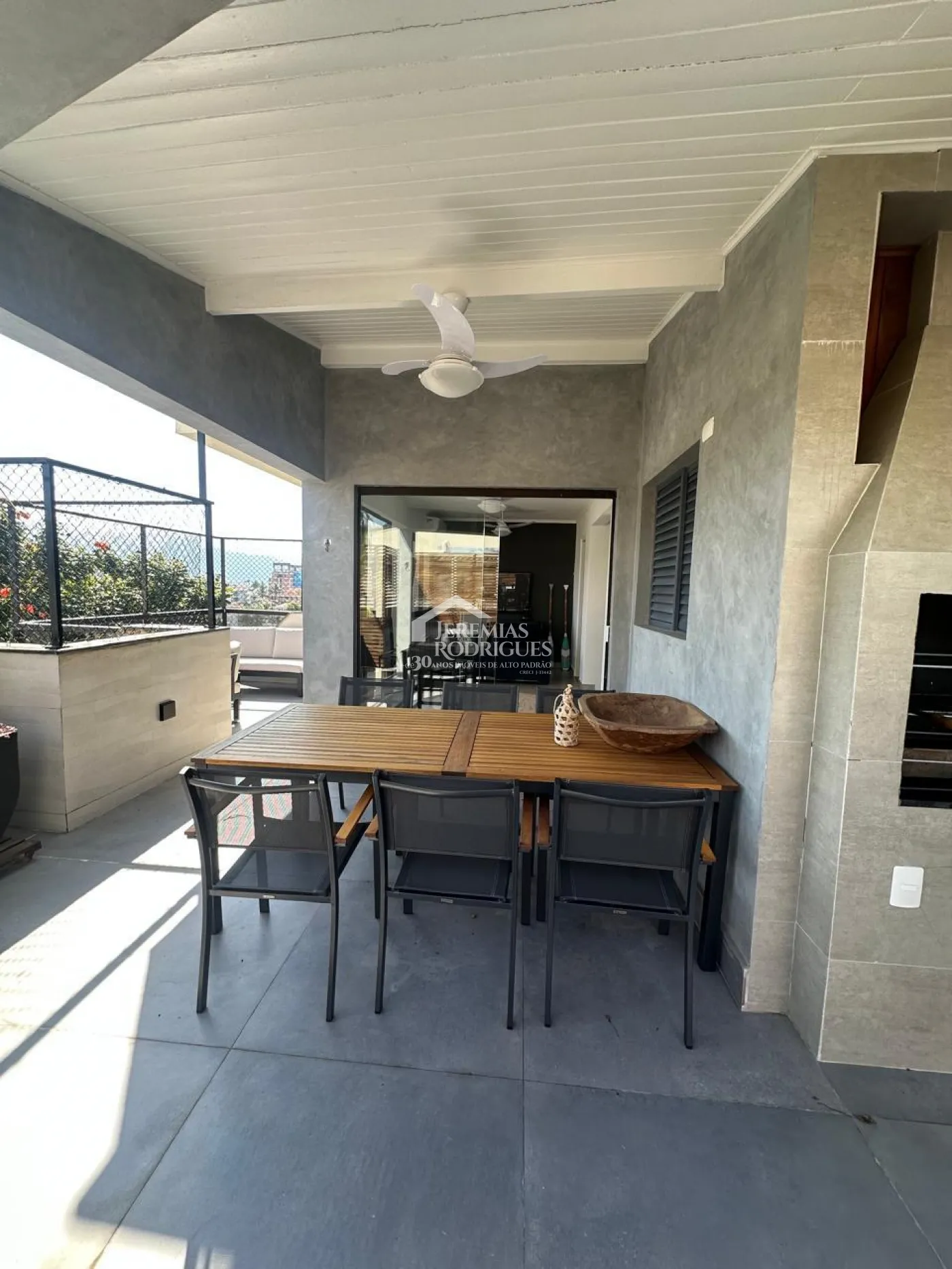 Apartamento duplex à venda com 3 dormitórios, 194 m² no Condomínio Lauro Rezende em Ubatuba/SP.