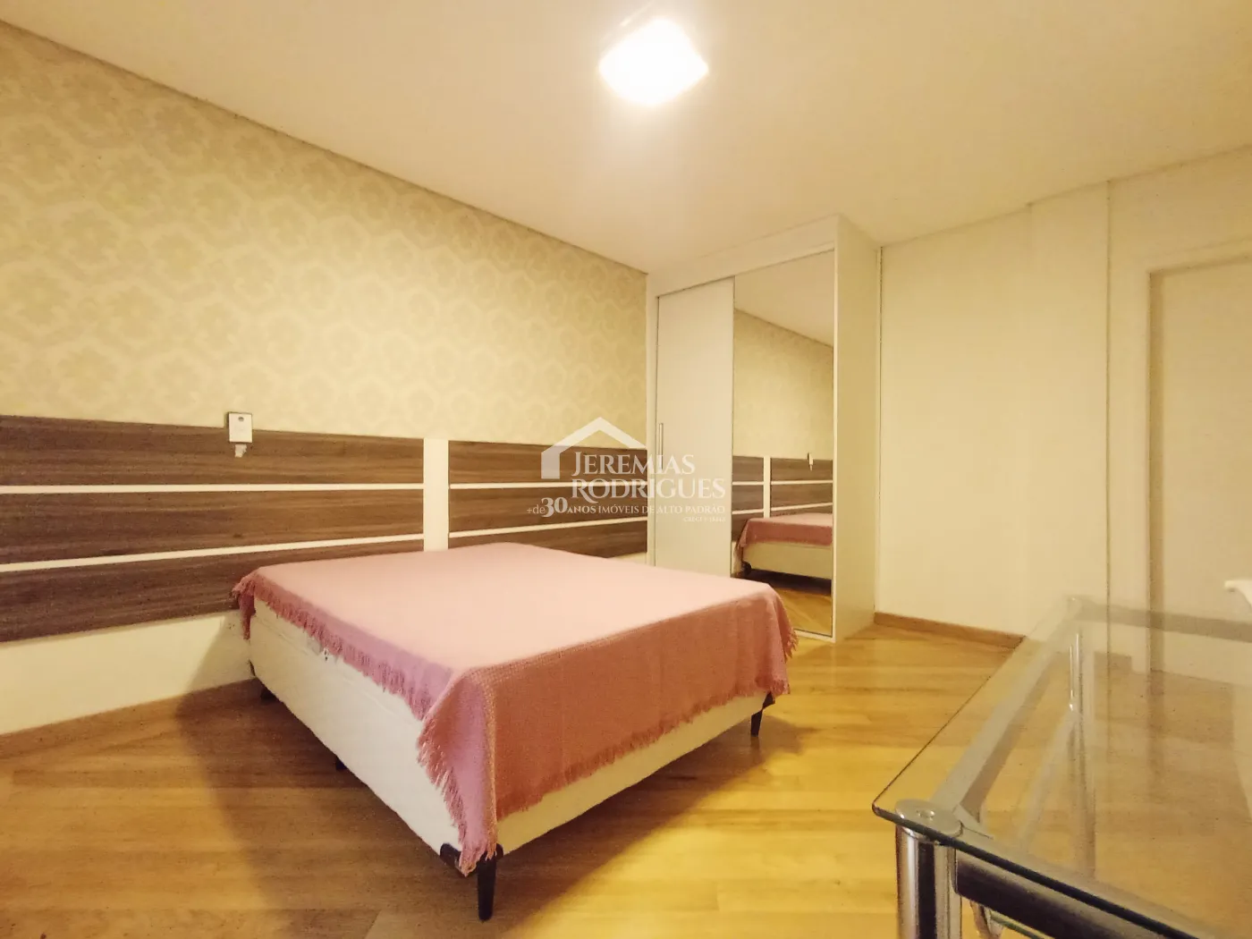 Apartamento duplex à venda com 4 suítes, 401 m² no Condomínio Chateau D Amboise em Campos do Jordão/SP.