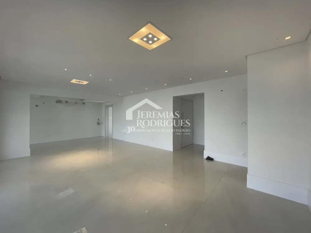 Apartamento com 3 suítes, 211 m² no Edifício Europa em Taubaté/SP
