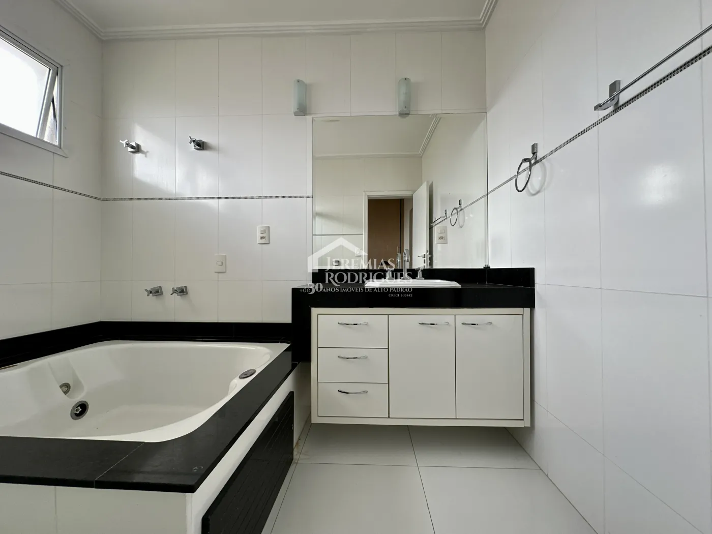 Casa para venda e locação com 4 suítes no Condomínio Campos do Conde II em Tremembé/SP