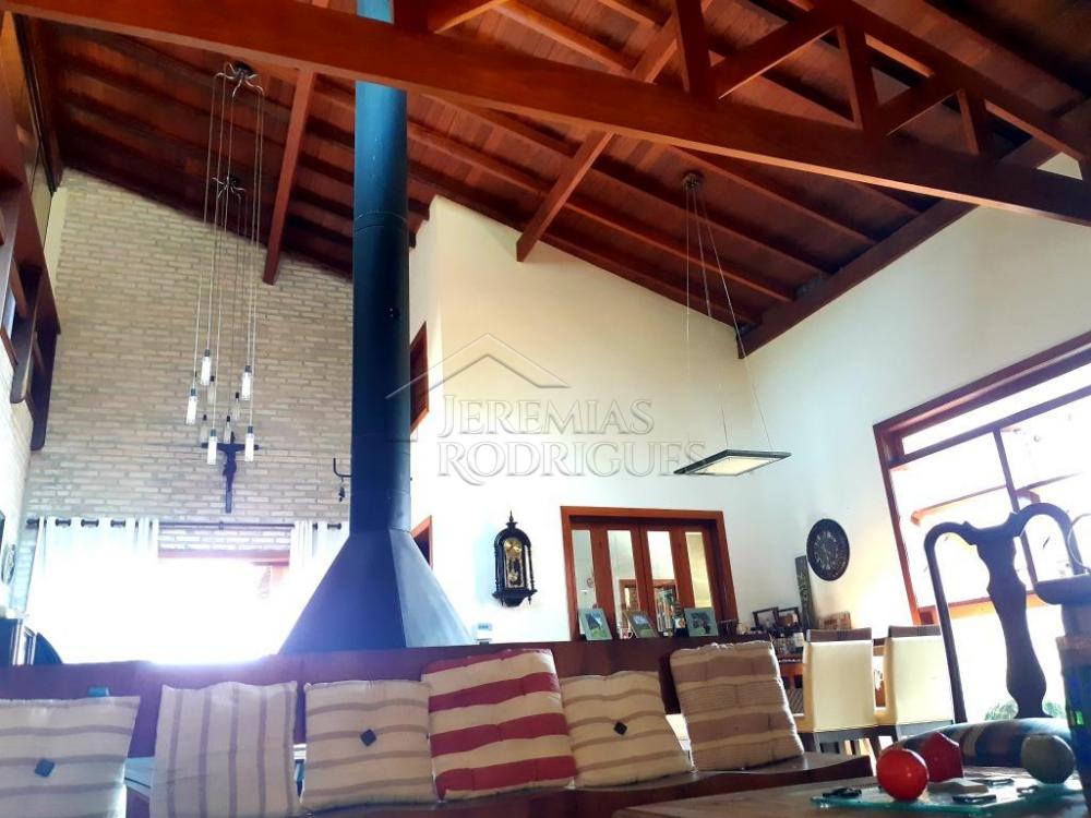 Casa à venda com 6 dormitórios no Condomínio Chácaras Cataguá em Taubaté/SP.