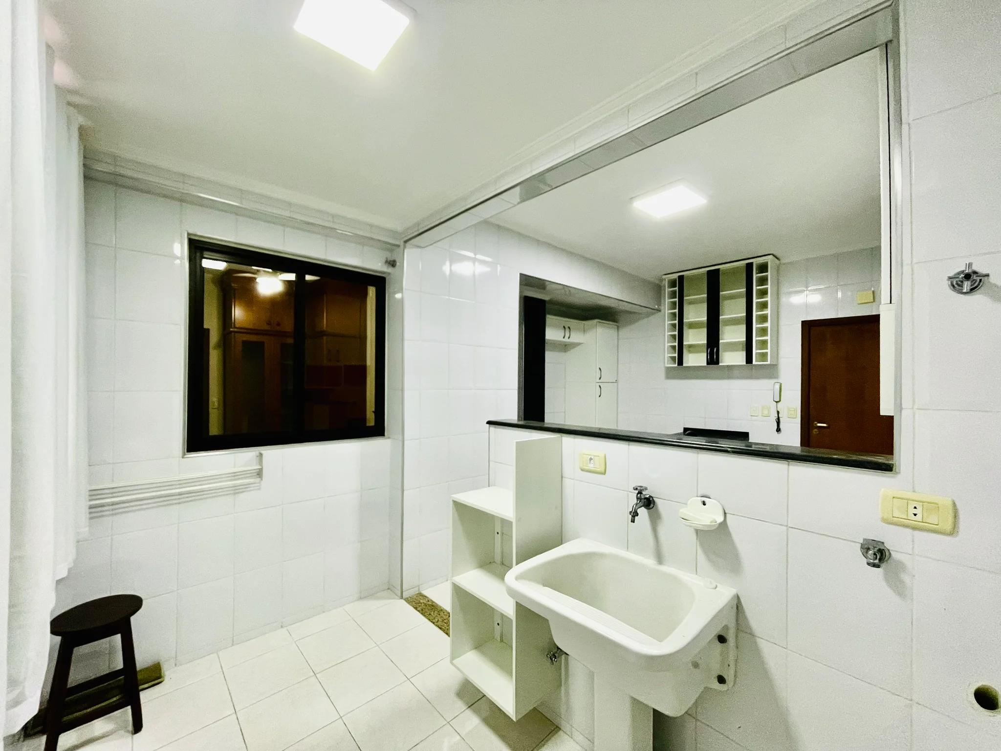 Apartamento para venda com 5 dormitórios no Edifício Olimpia em Taubaté/SP. 