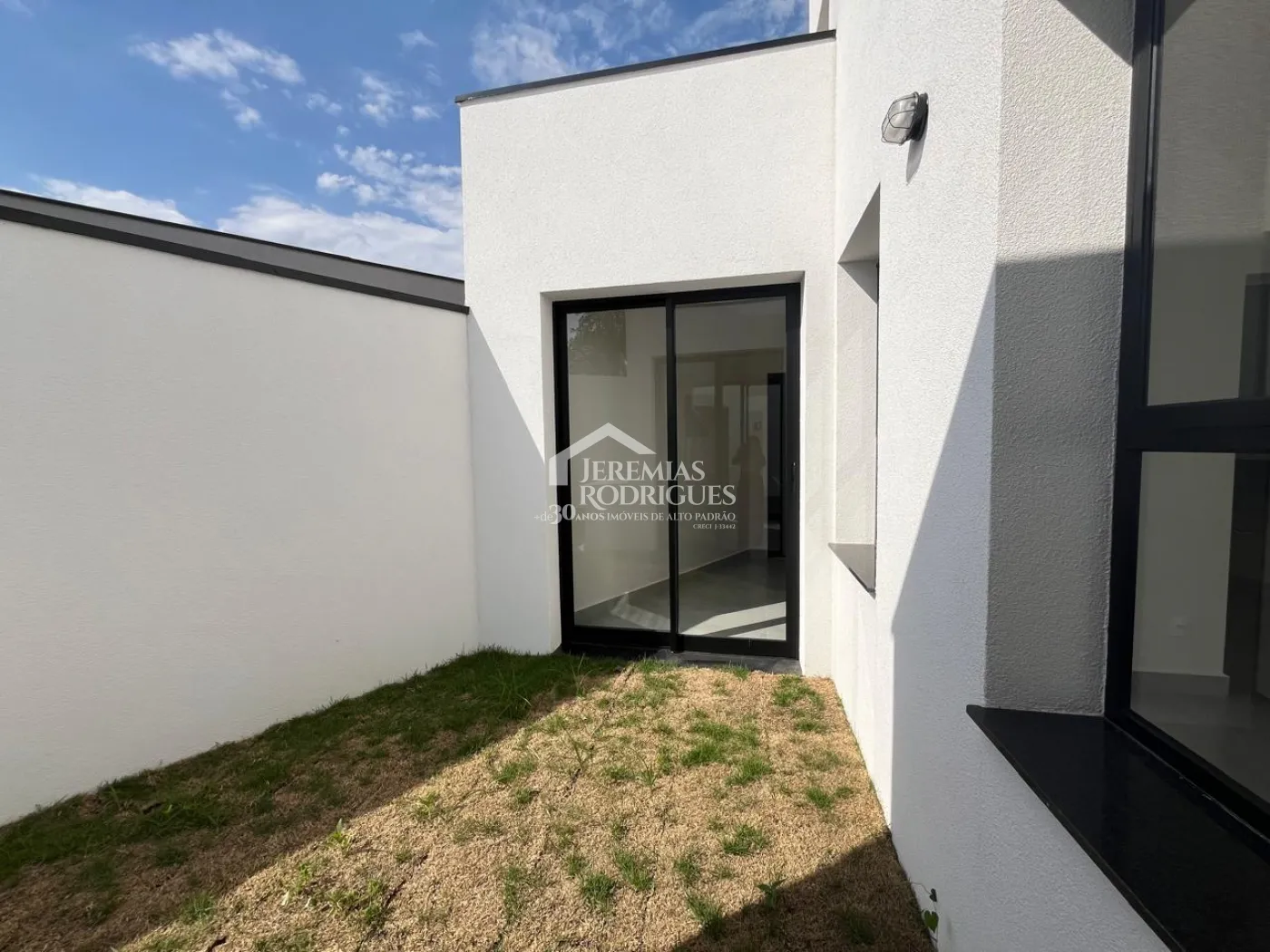 Casa com 3 dormitórios, 199 m² - Condomínio Parque das Araucárias - Tremembé/SP.