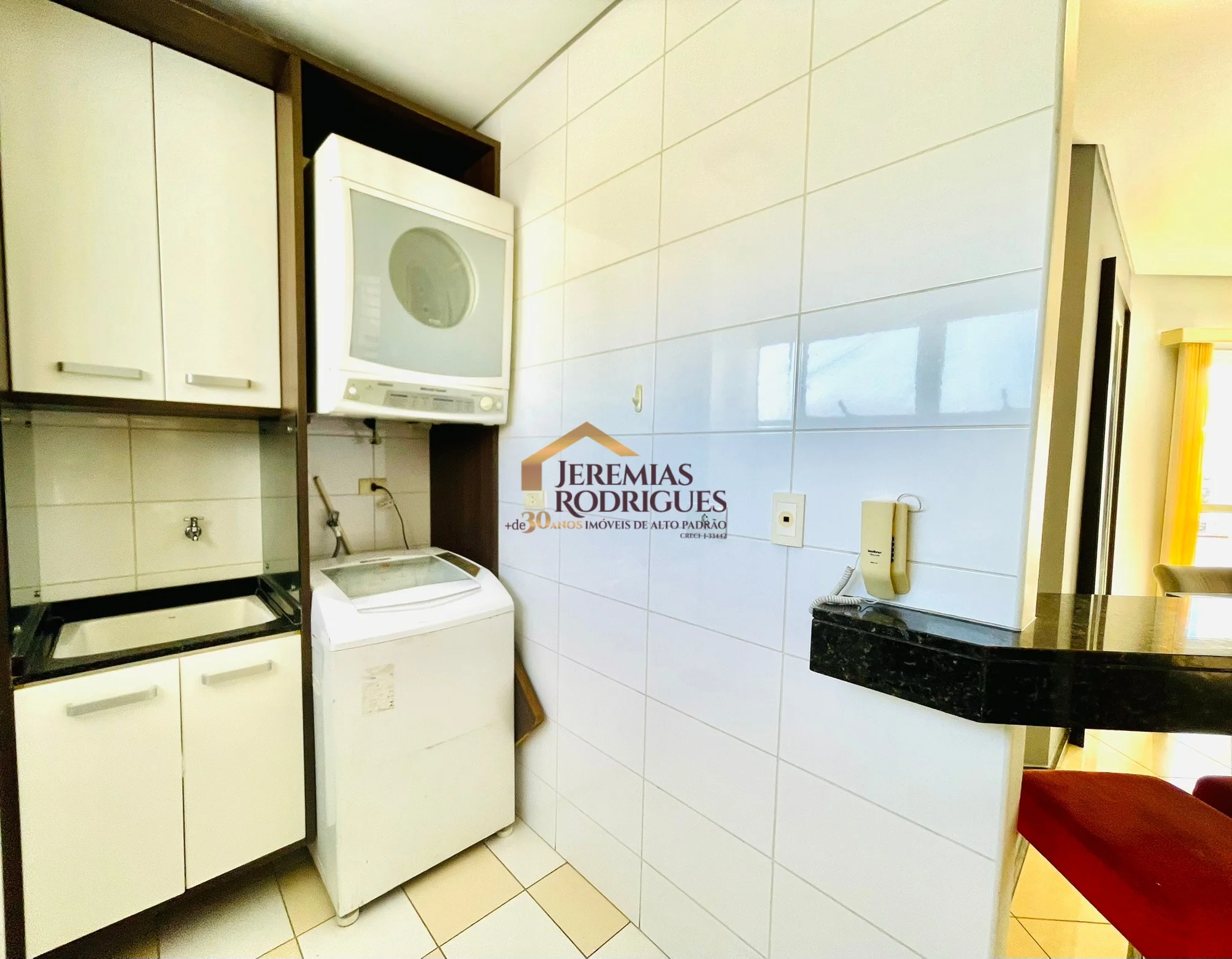 Cobertura Duplex semimobiliada para locação no Edifício Village Towers em Taubaté/SP.