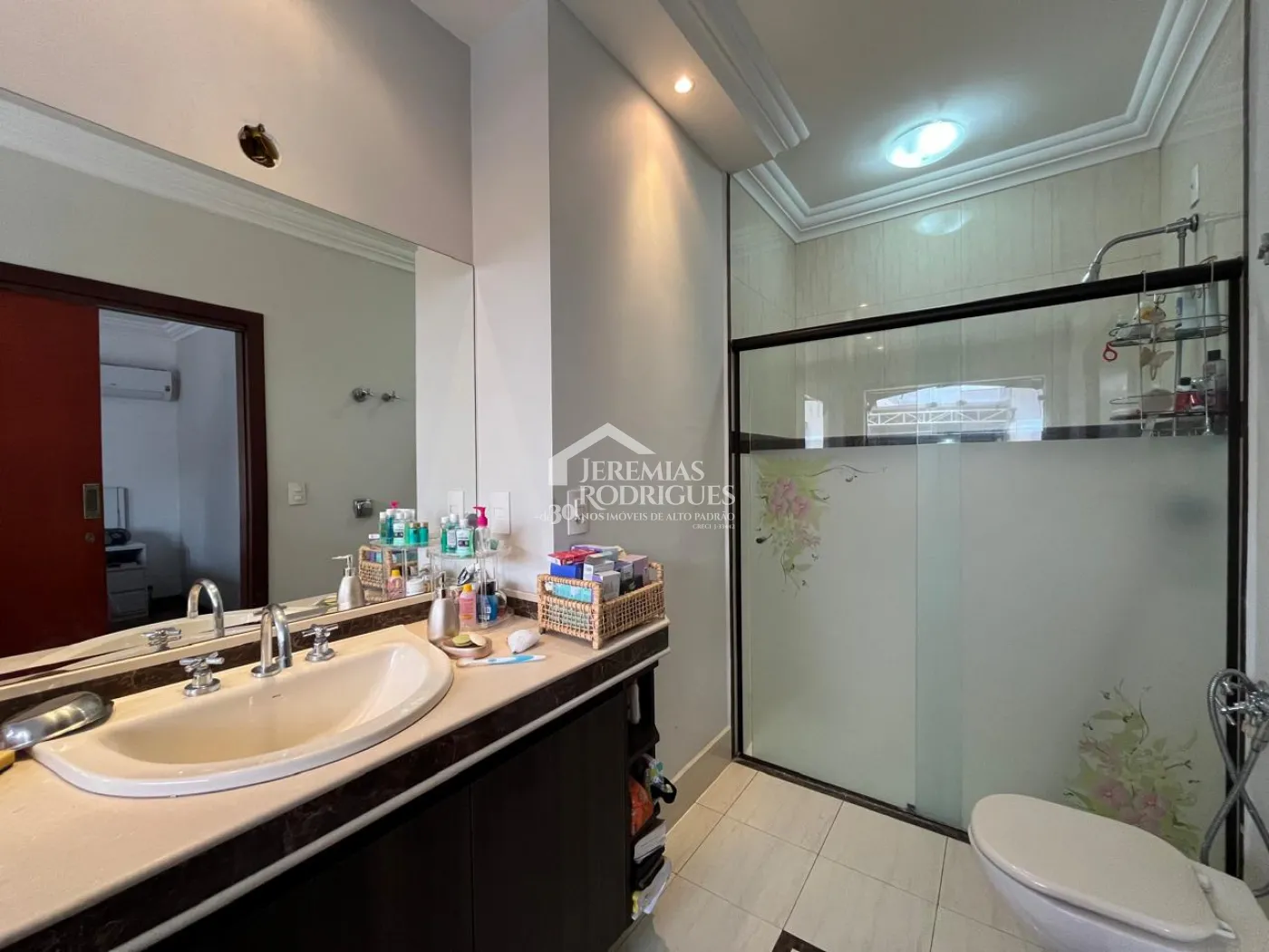 Casa à venda com 4 suítes no Condomínio Taubaté Village em Taubaté/SP.