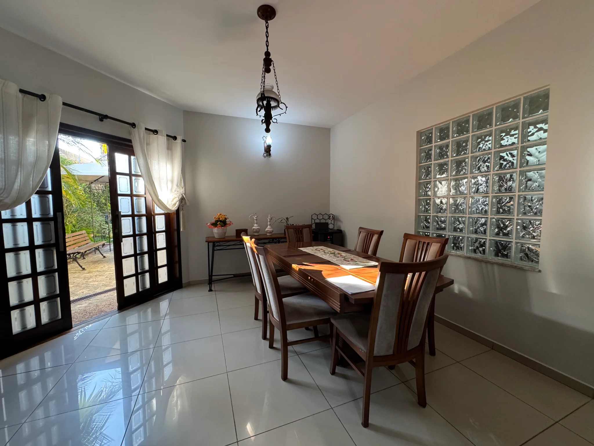 Casa à venda no bairro Jardim Residencial Doutor Lessa em Pindamonhangaba/SP. 