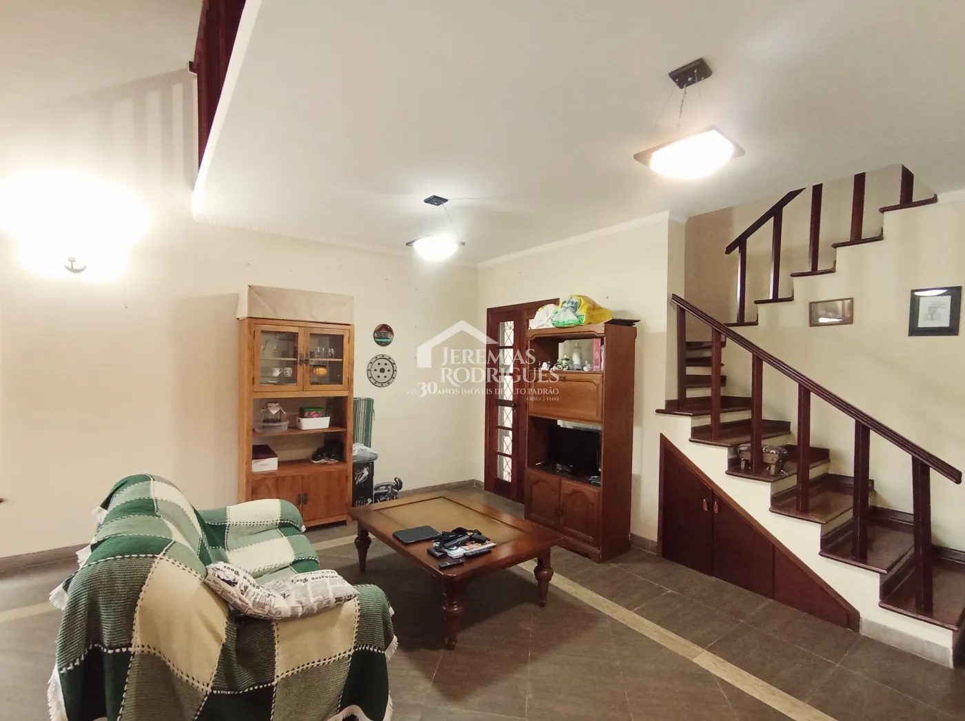 Casa para venda e locação com 3 suítes no bairro Parque das Flores em Taubaté/SP.