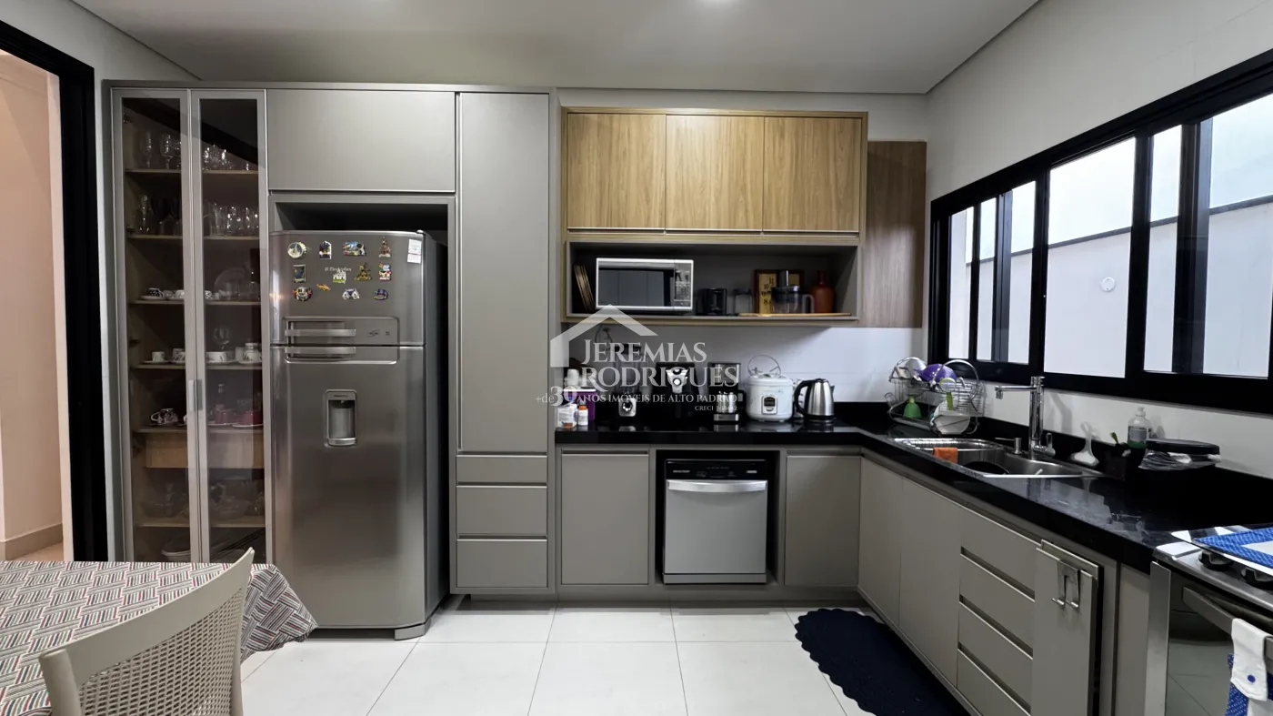 Casa à venda com3 suítes no Condomínio Reserva dos Lagos em Pindamonhangaba/SP.