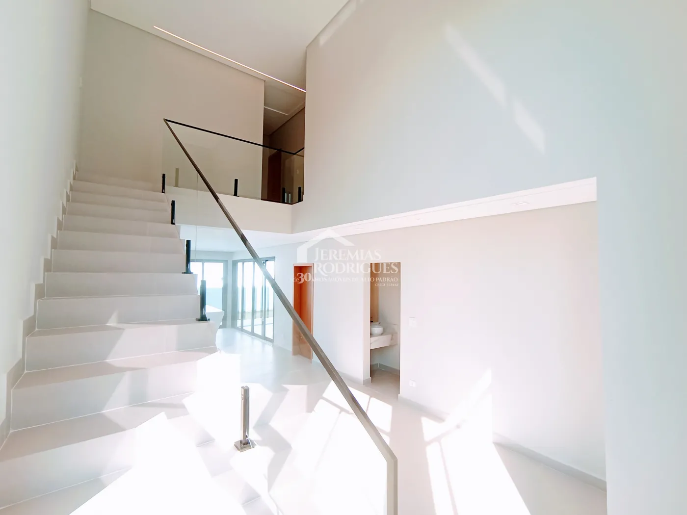 Casa à venda com 3 dormitórios no Condomínio Malibu em Caçapava/SP.