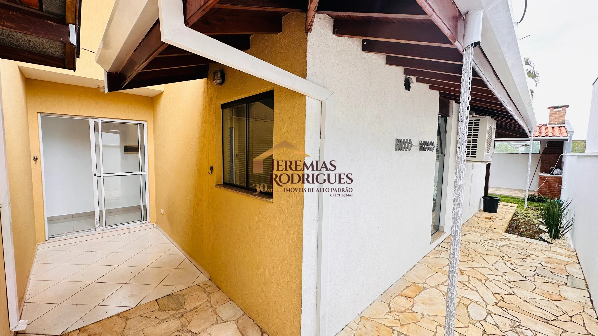 Casa para locação e venda no Condomínio Real Ville em Pindamonhangaba/SP.