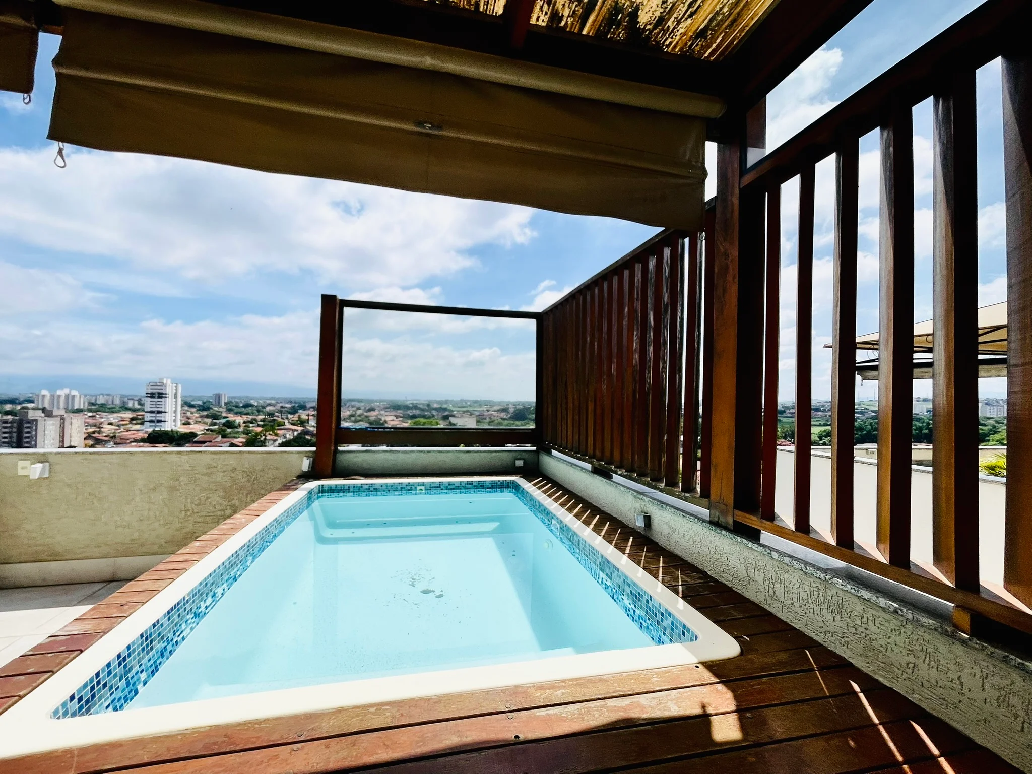 Cobertura duplex com 3 dormitórios no Condomínio Monte Castelo em  Taubaté/SP. 