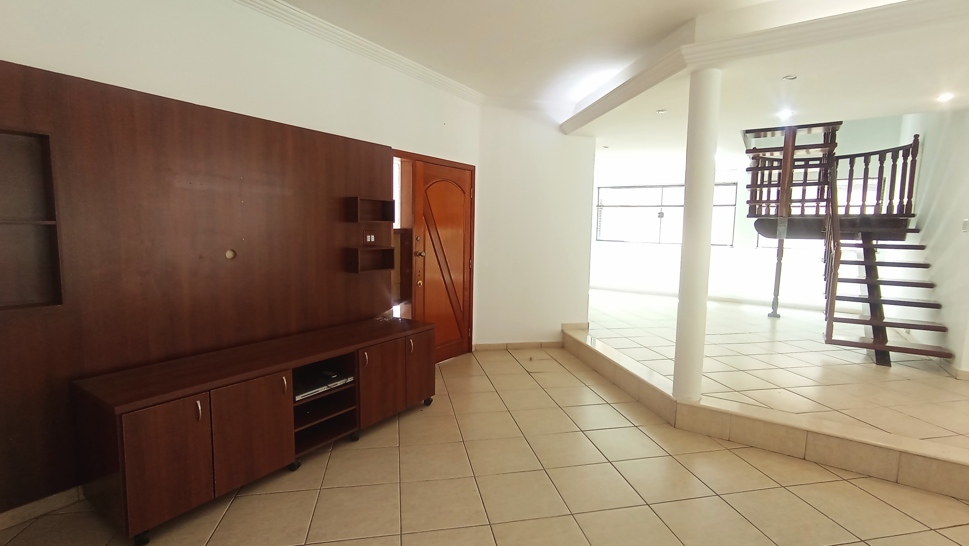 Casa à venda com 3 dormitórios no Condomínio Taubaté Village em Taubaté/SP.