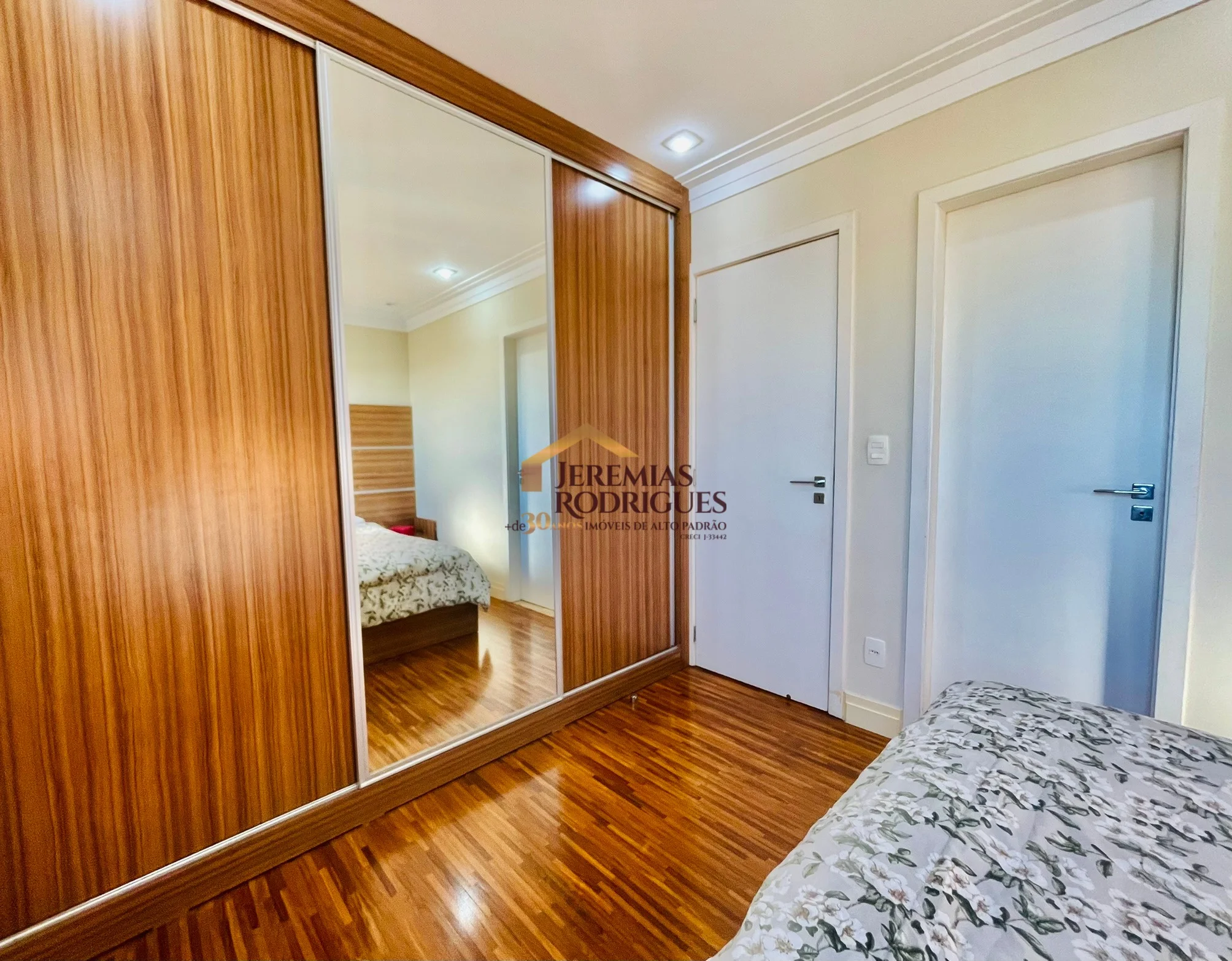 Apartamento à venda no Edifício Sauípe em Taubaté/SP.
